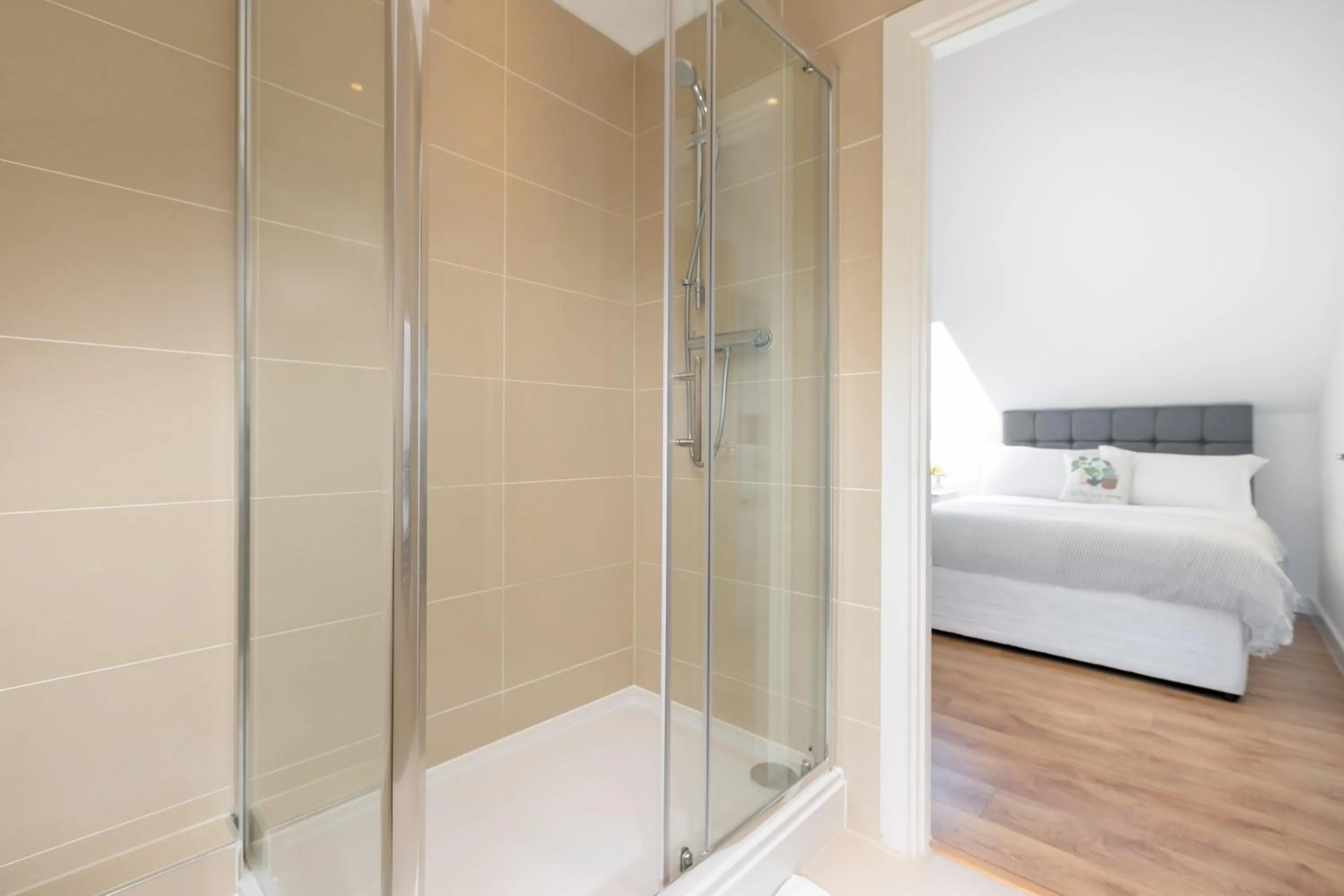 Shower, Bed in Skyvillion - COZY APARTMENTS in Enfield Town With Free Parking & Wifi