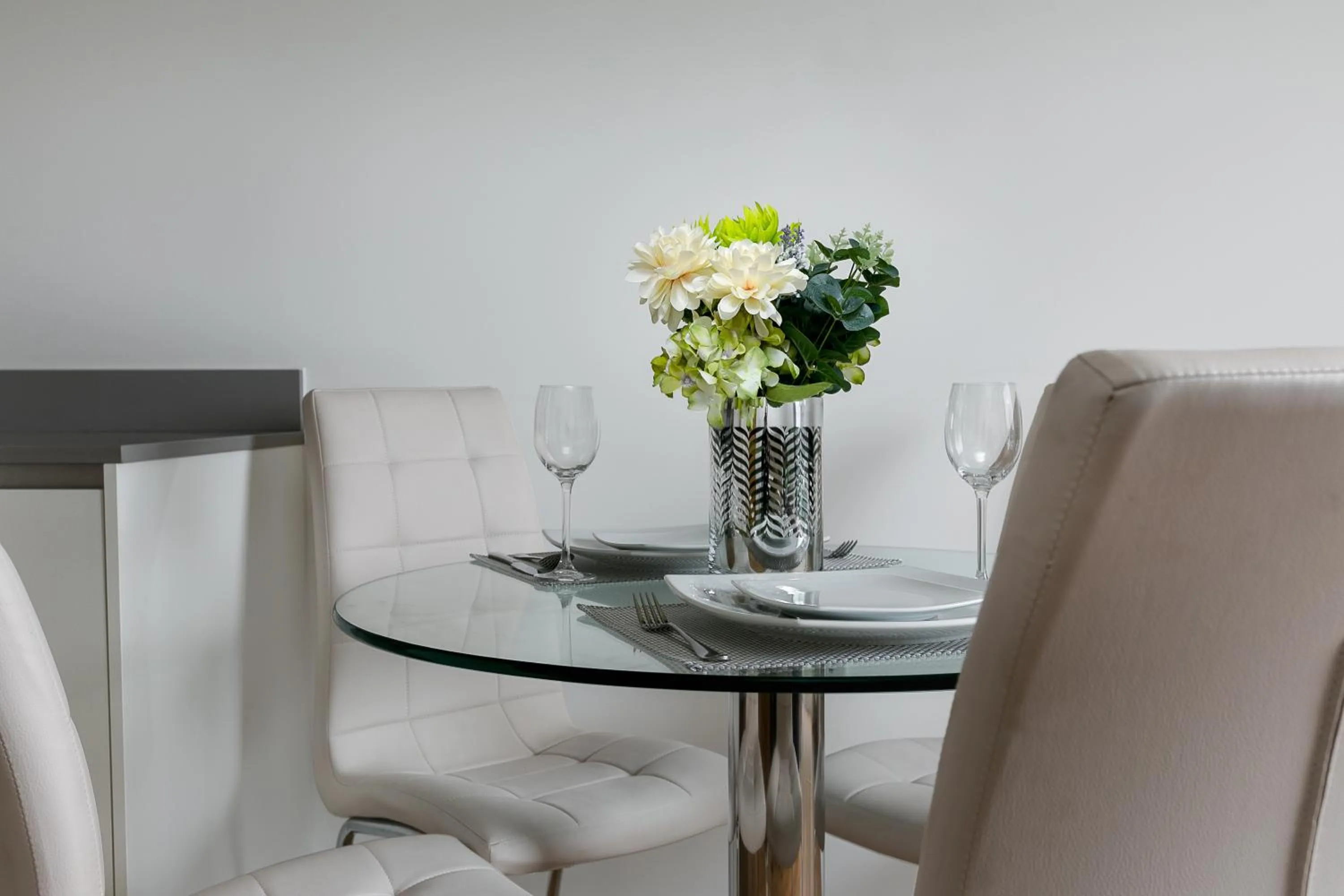 Dining area in Skyvillion - COZY APARTMENTS in Enfield Town With Free Parking & Wifi