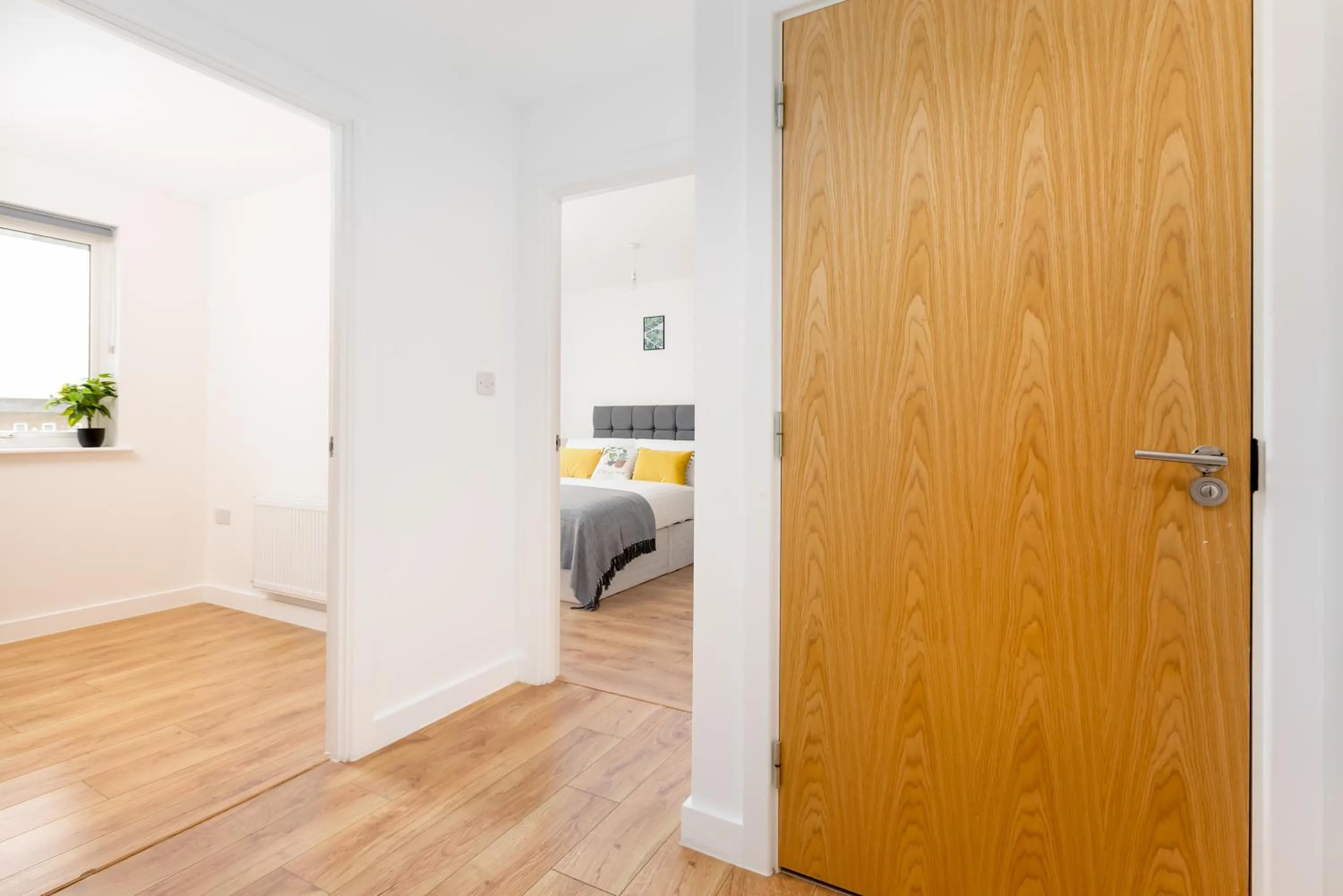 Shower, Bed in Skyvillion - COZY APARTMENTS in Enfield Town With Free Parking & Wifi