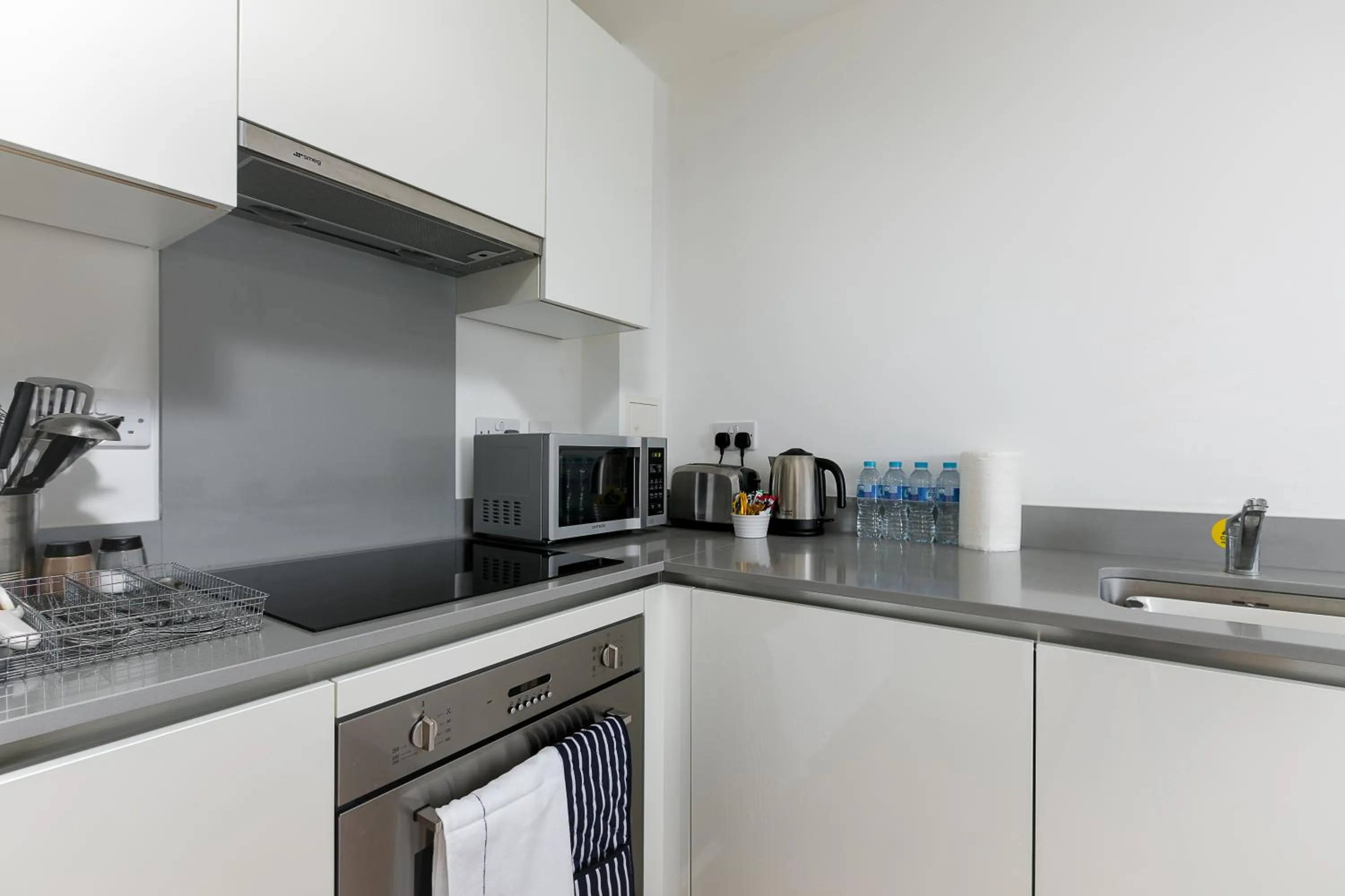 Coffee/tea facilities in Skyvillion - COZY APARTMENTS in Enfield Town With Free Parking & Wifi