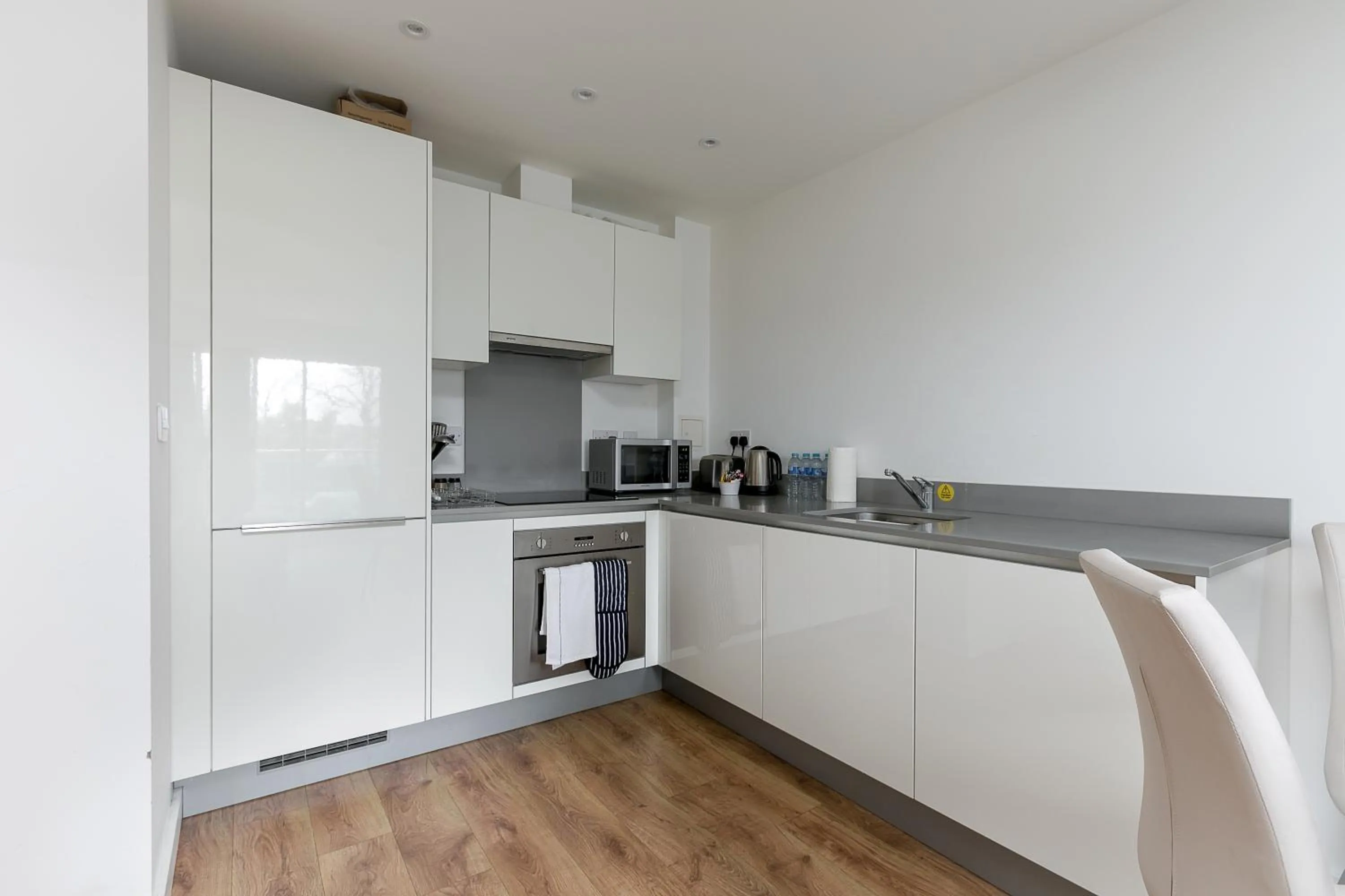 Kitchen or kitchenette in Skyvillion - COZY APARTMENTS in Enfield Town With Free Parking & Wifi