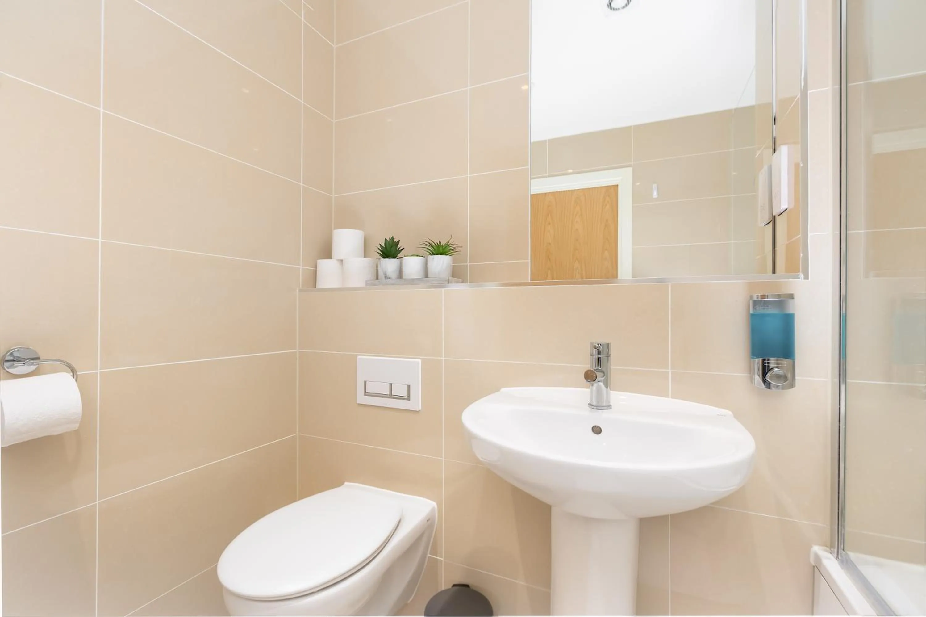 Toilet in Skyvillion - COZY APARTMENTS in Enfield Town With Free Parking & Wifi