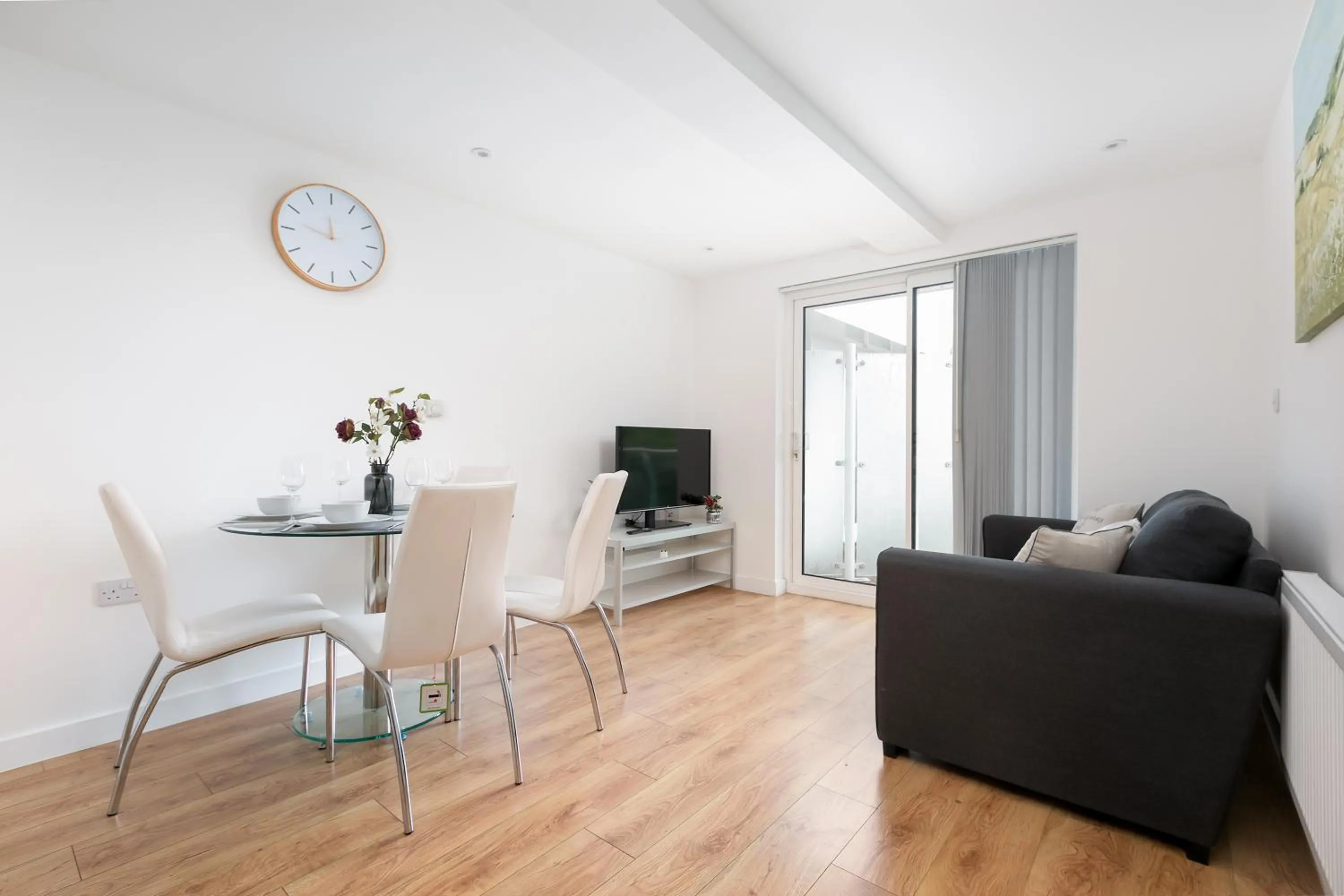 TV and multimedia in Skyvillion - COZY APARTMENTS in Enfield Town With Free Parking & Wifi