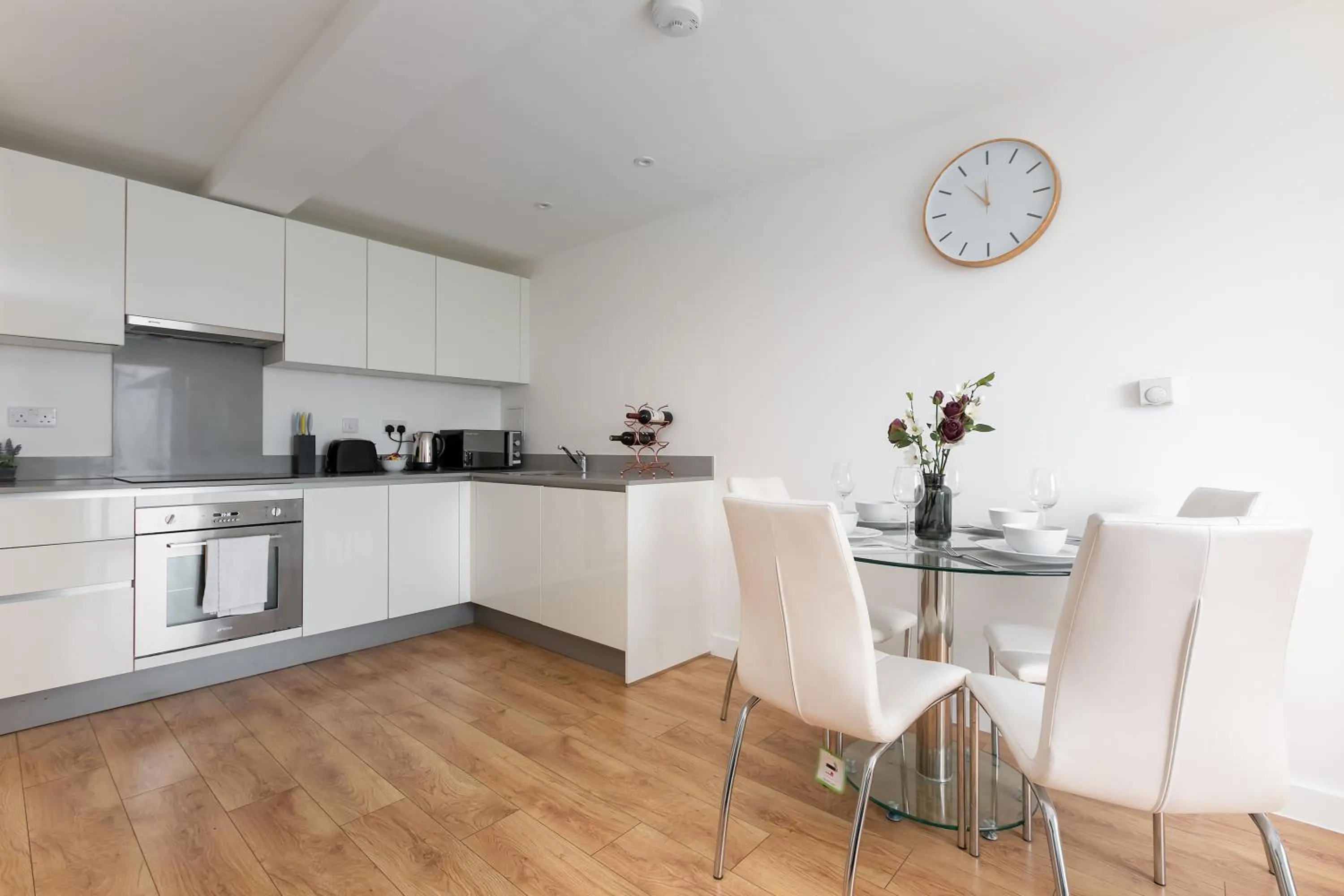 Kitchen or kitchenette in Skyvillion - COZY APARTMENTS in Enfield Town With Free Parking & Wifi