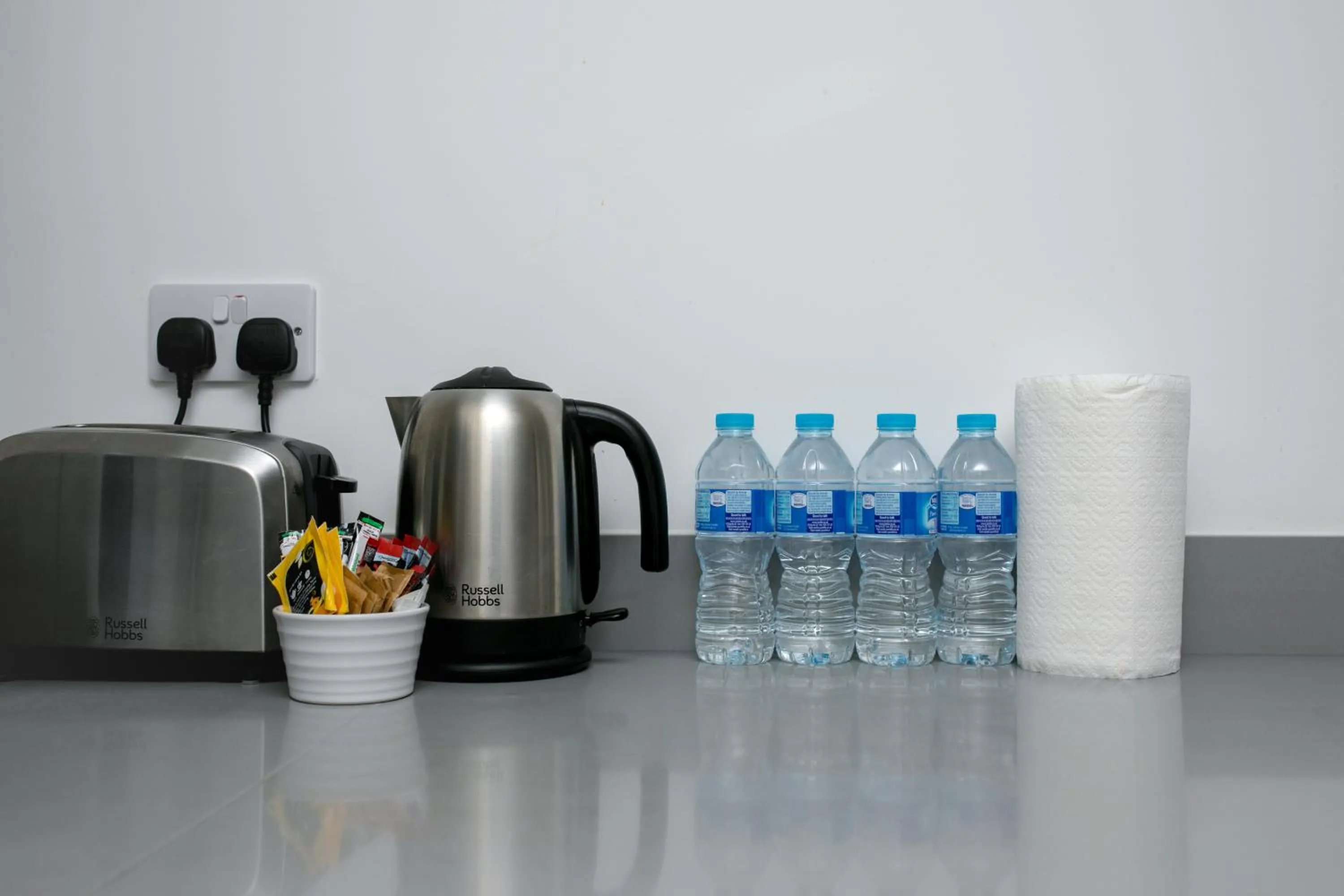 Coffee/tea facilities in Skyvillion - COZY APARTMENTS in Enfield Town With Free Parking & Wifi