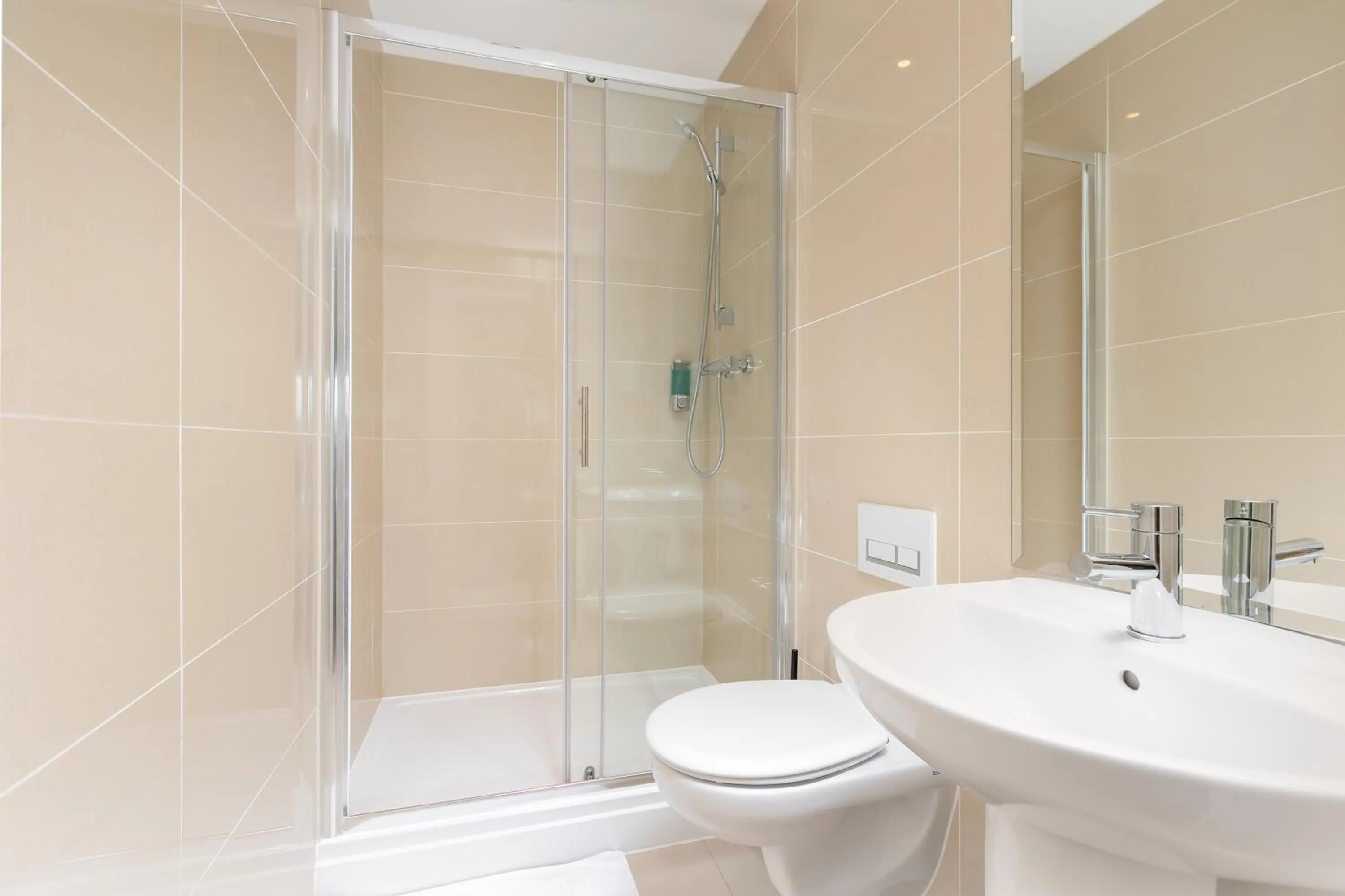 Shower in Skyvillion - COZY APARTMENTS in Enfield Town With Free Parking & Wifi