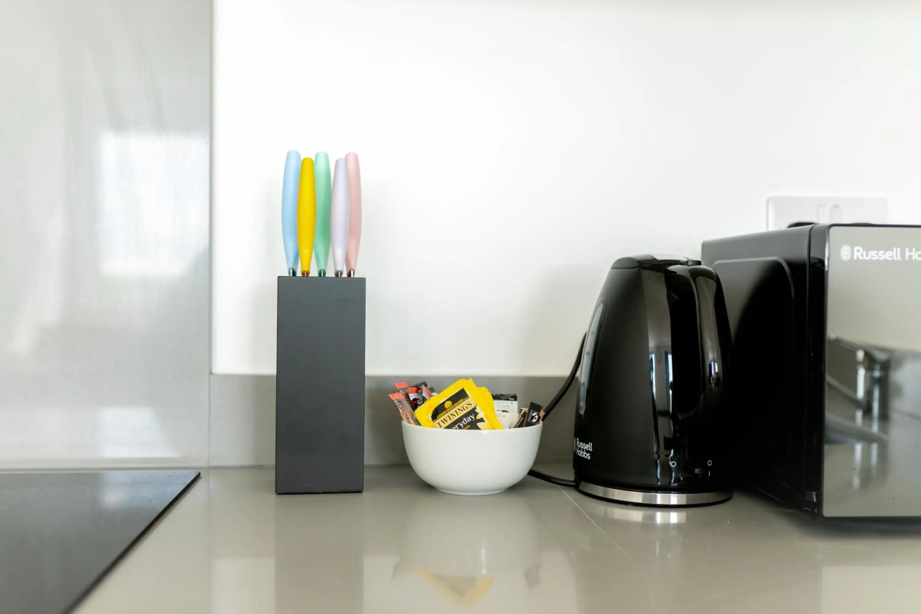 Coffee/tea facilities in Skyvillion - COZY APARTMENTS in Enfield Town With Free Parking & Wifi