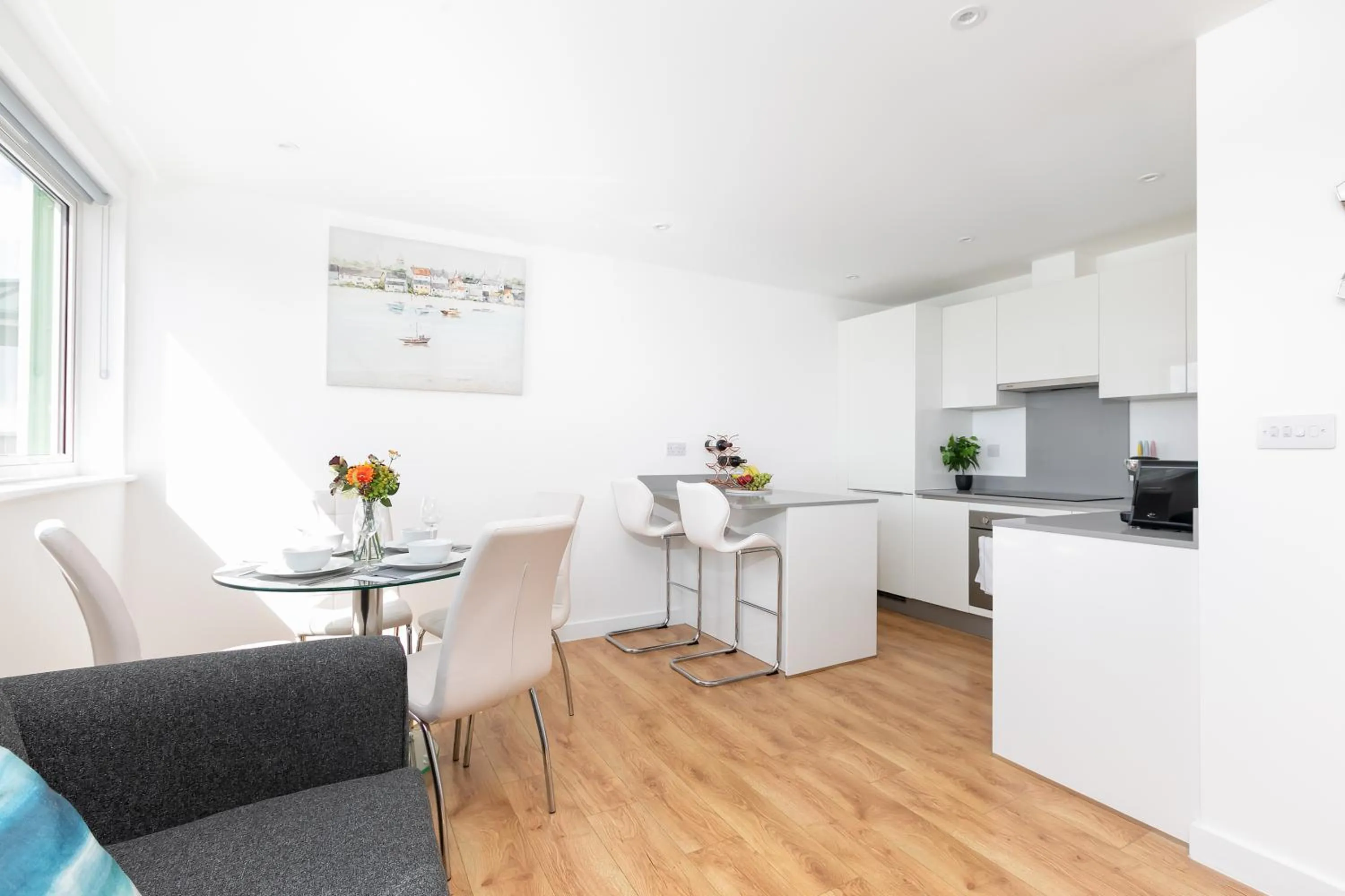 Kitchen or kitchenette in Skyvillion - COZY APARTMENTS in Enfield Town With Free Parking & Wifi