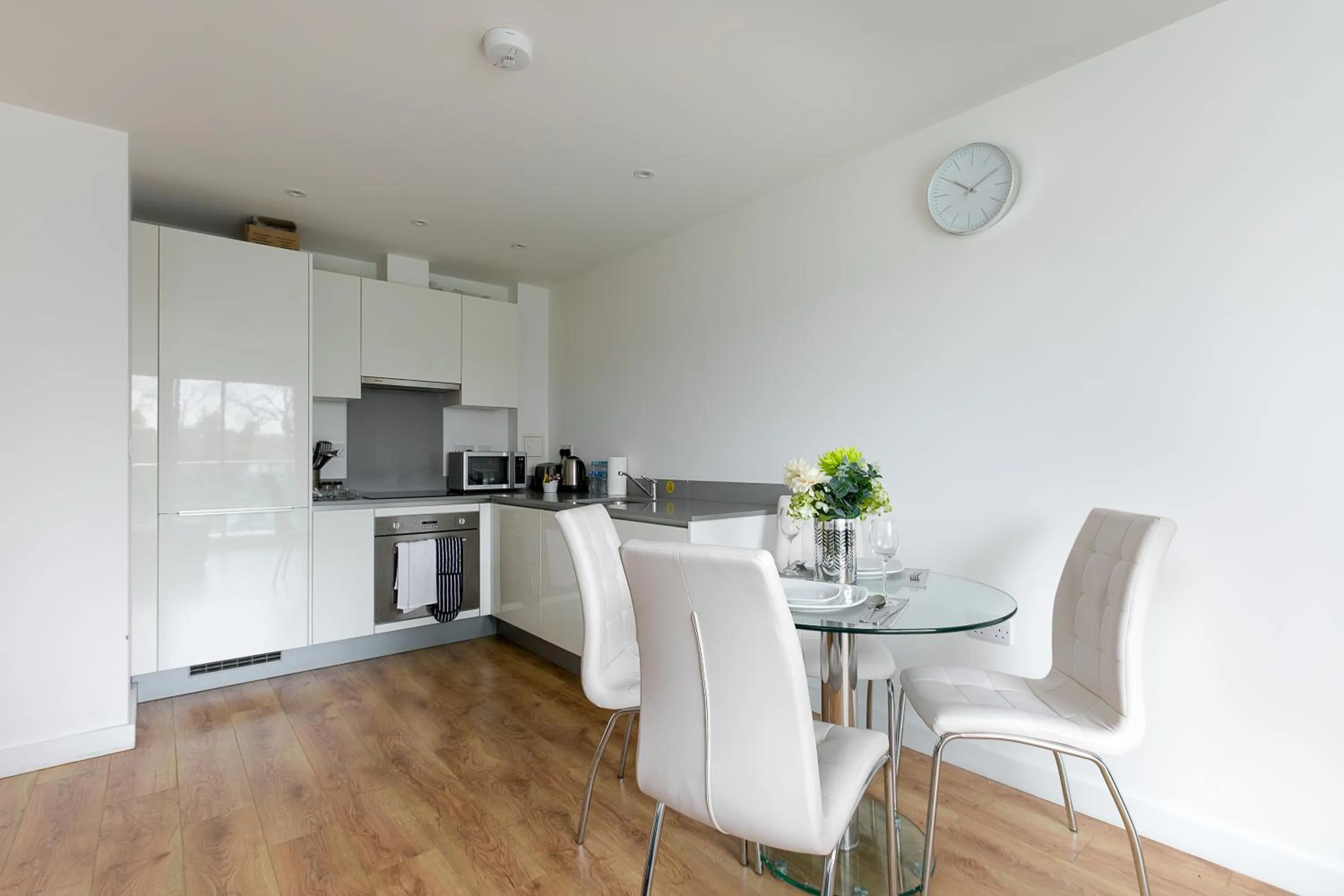 Kitchen or kitchenette in Skyvillion - COZY APARTMENTS in Enfield Town With Free Parking & Wifi