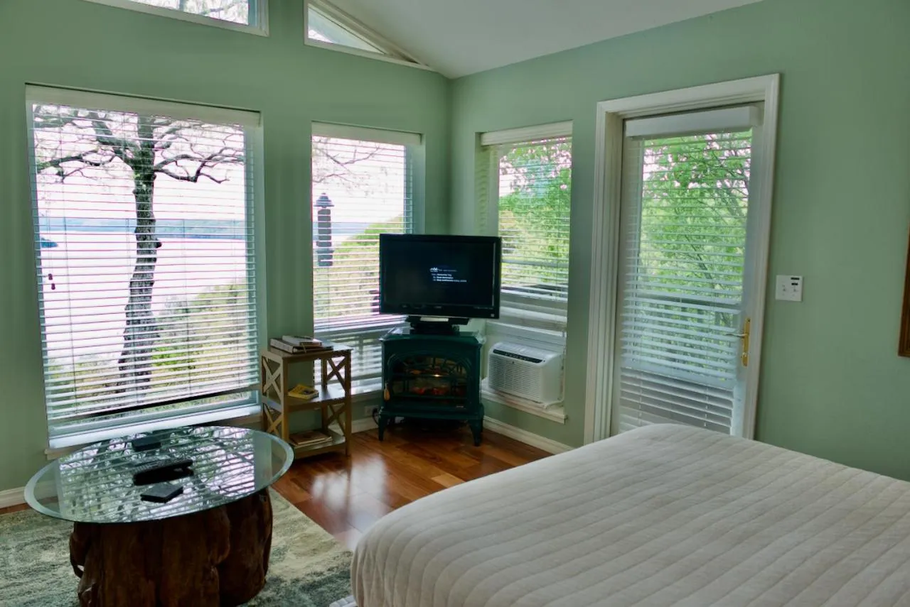Bed in Beaver Lake Cottages