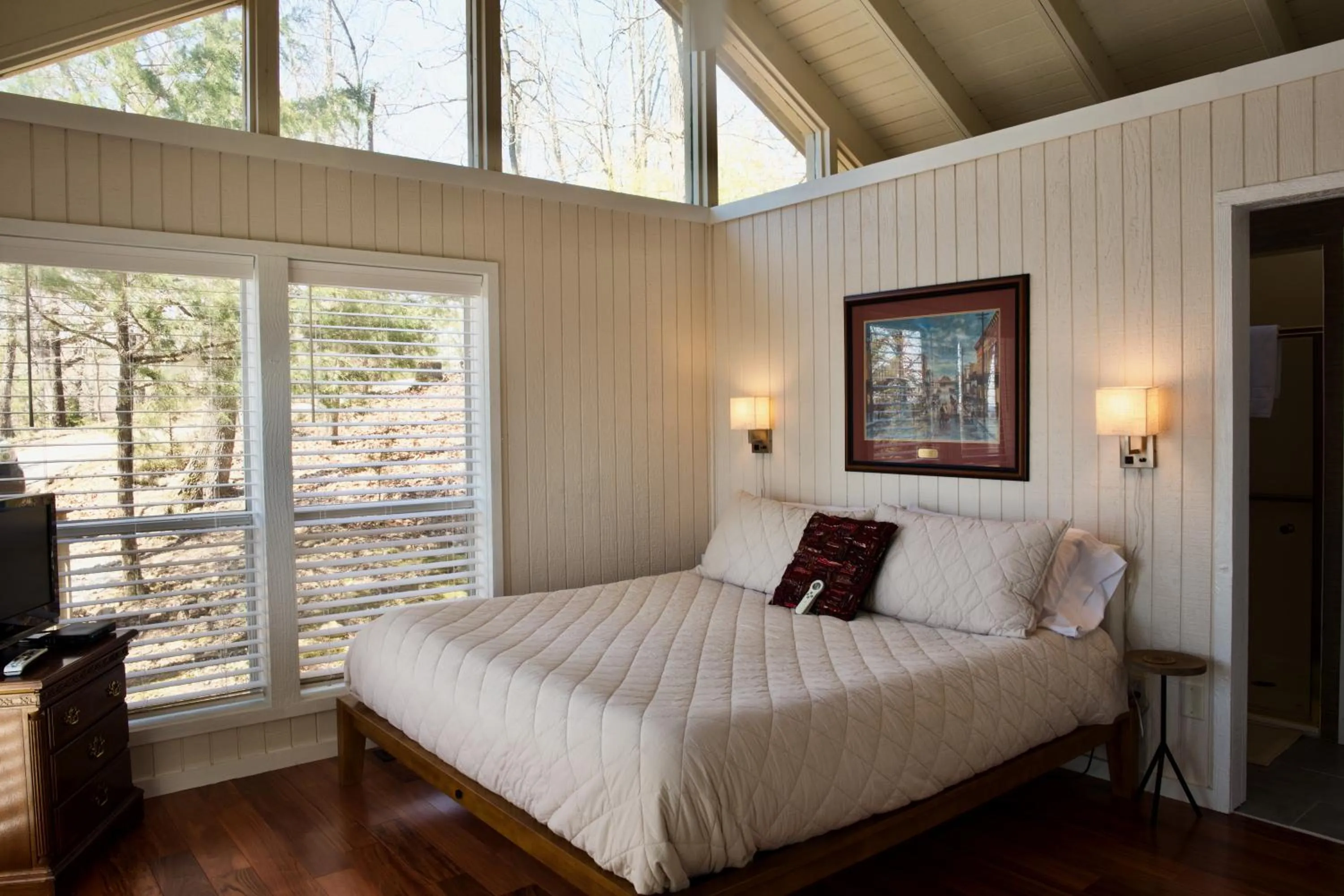 Bed in Beaver Lake Cottages