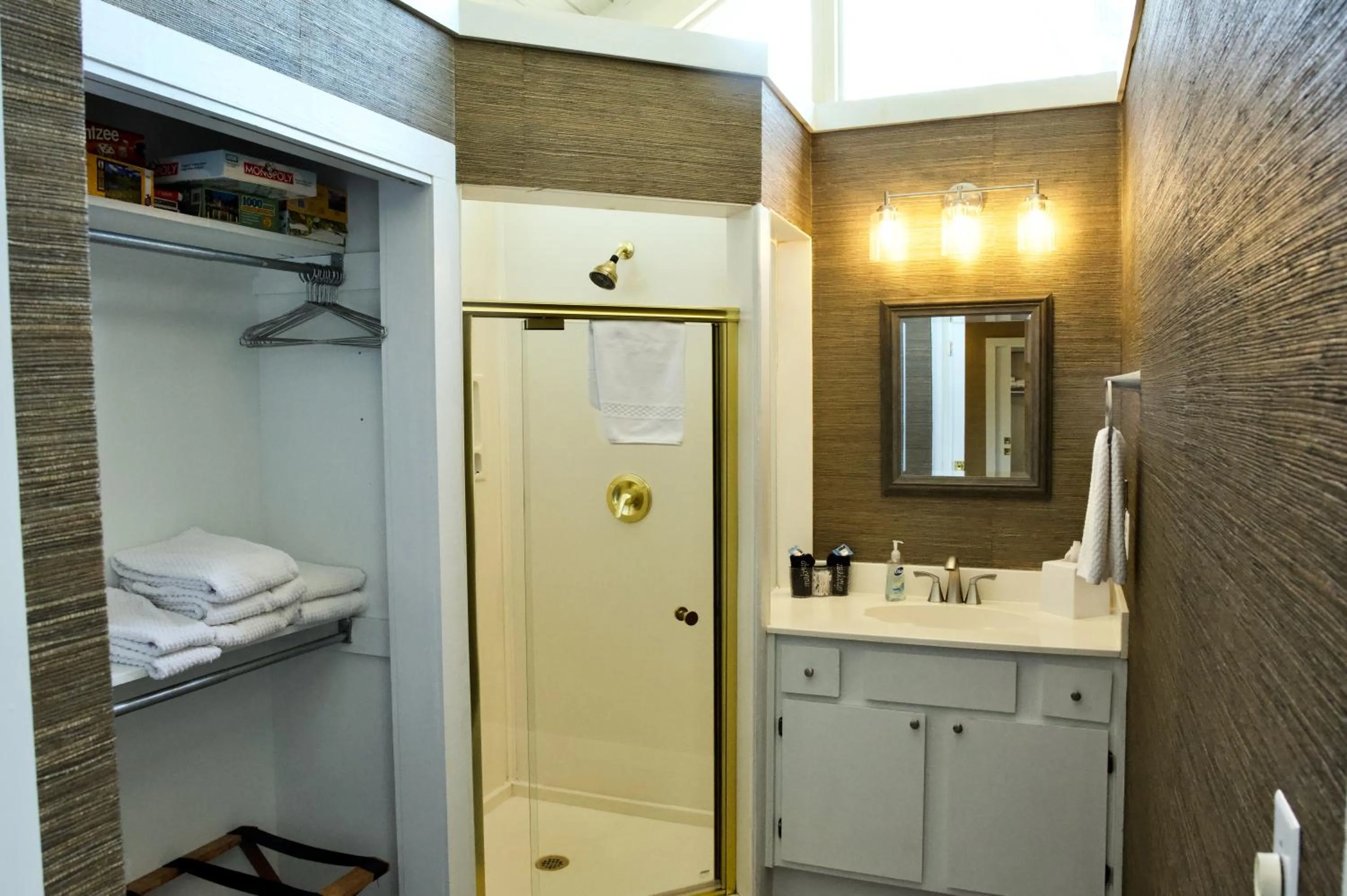 Shower in Beaver Lake Cottages