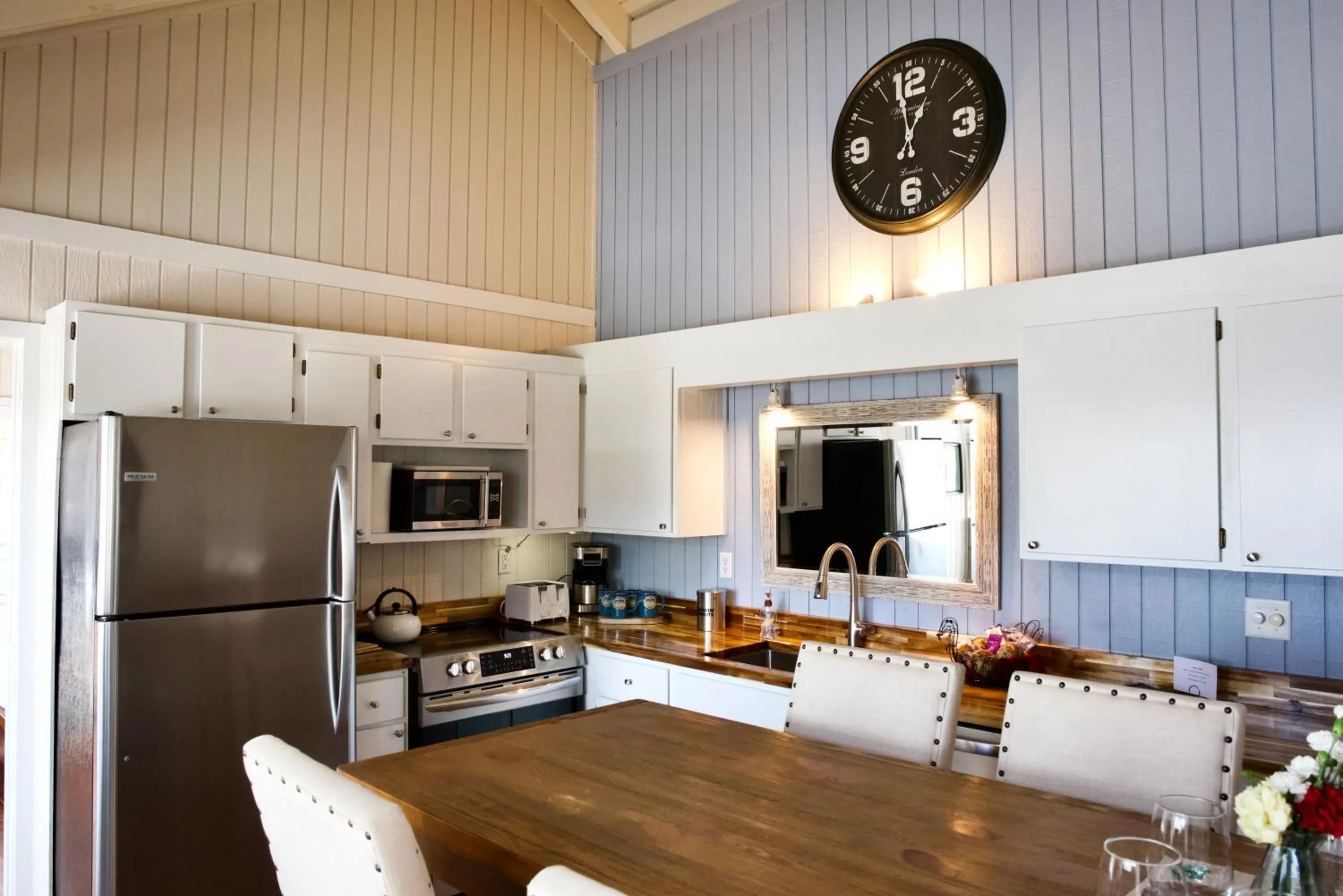 Kitchen or kitchenette in Beaver Lake Cottages