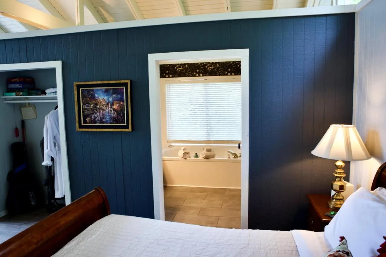 Bed in Beaver Lake Cottages