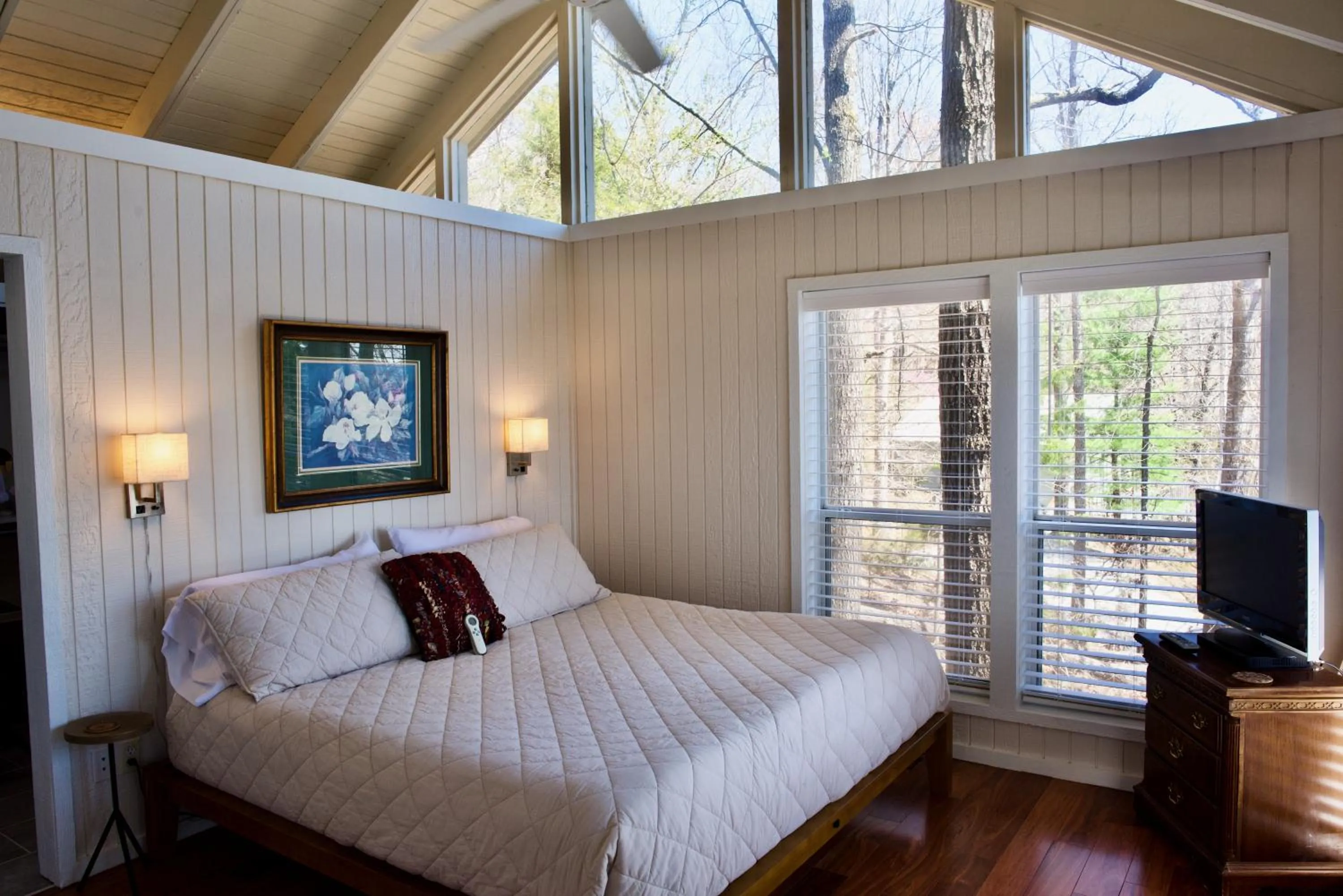 Bed in Beaver Lake Cottages