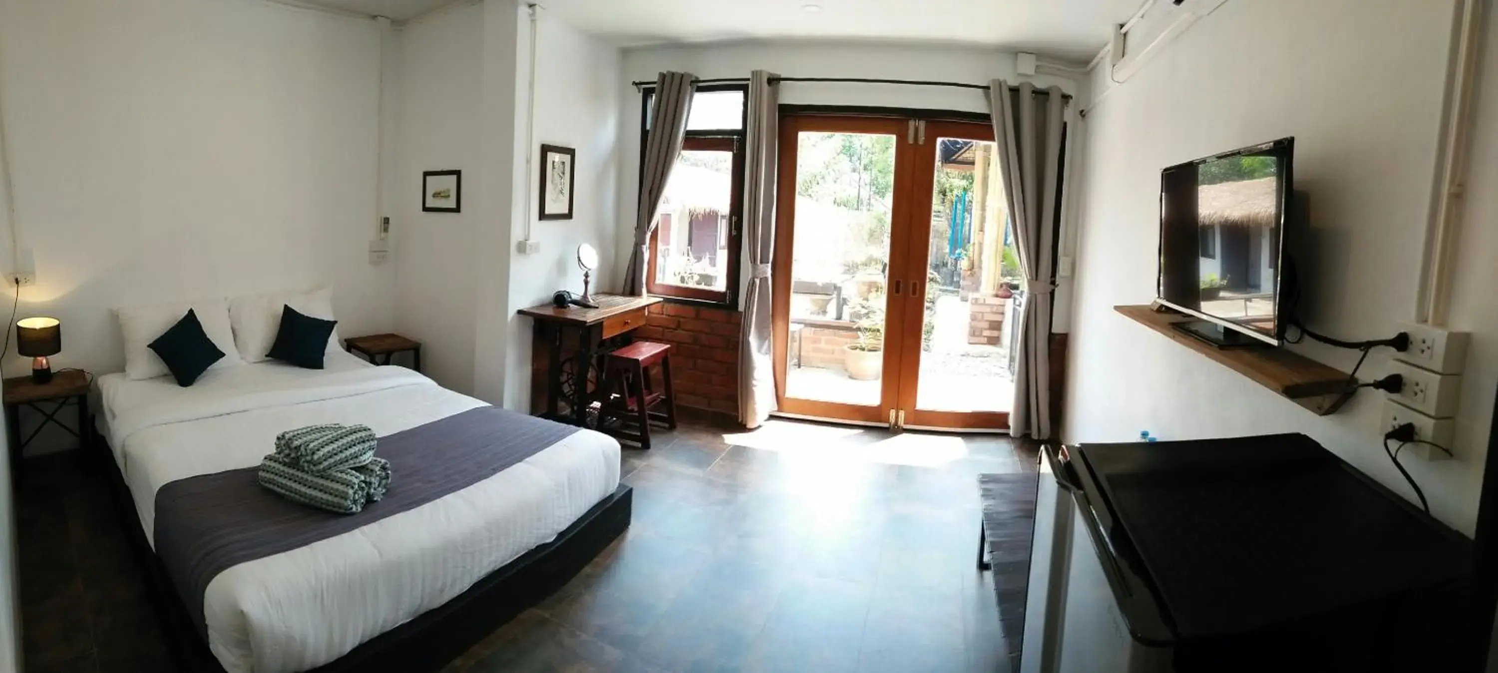 Double Room with Pool View in Kingfisher House Double Room with Pool View in Kingfisher House