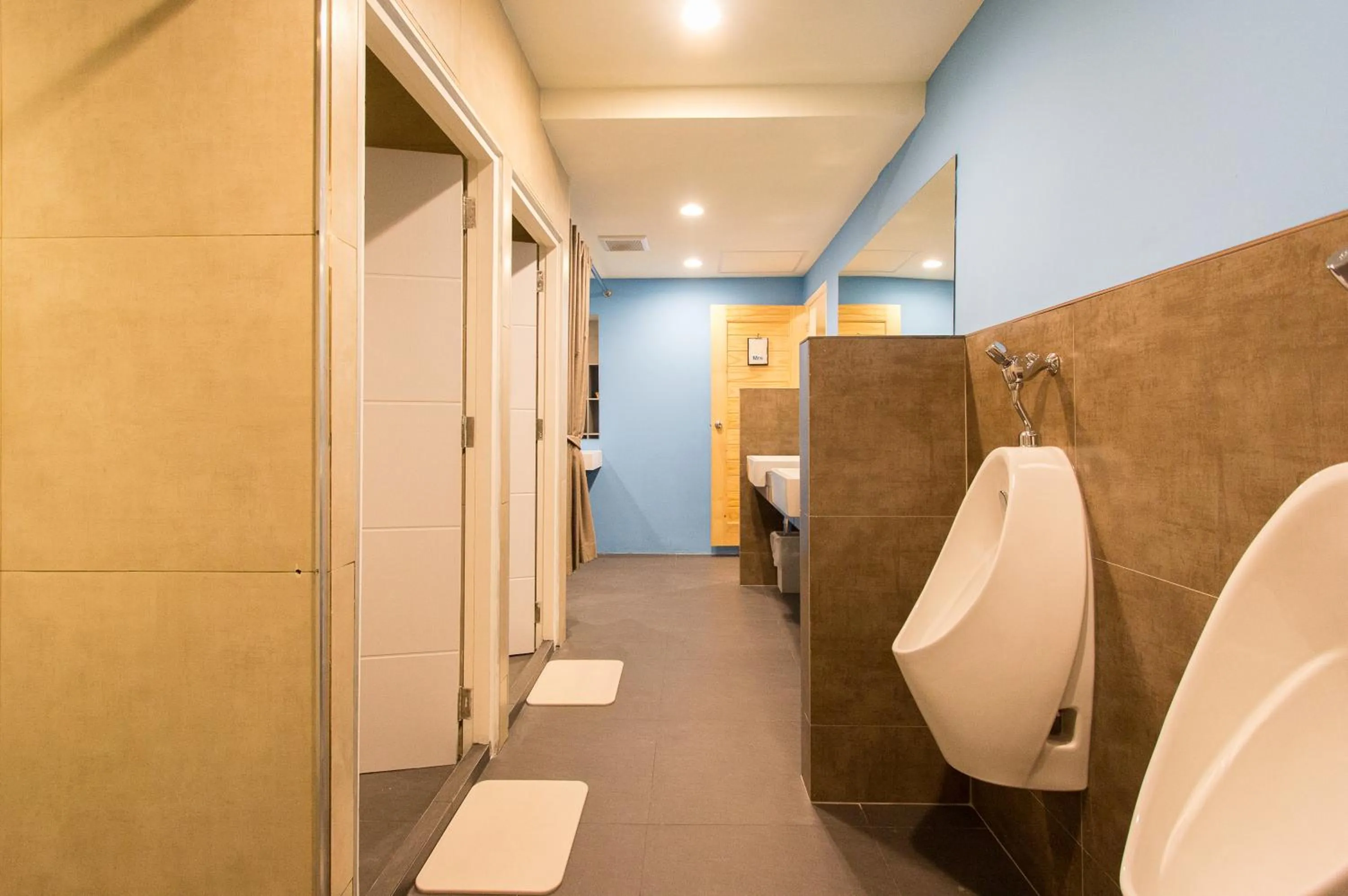 Bathroom in Lazy Sunday hostel