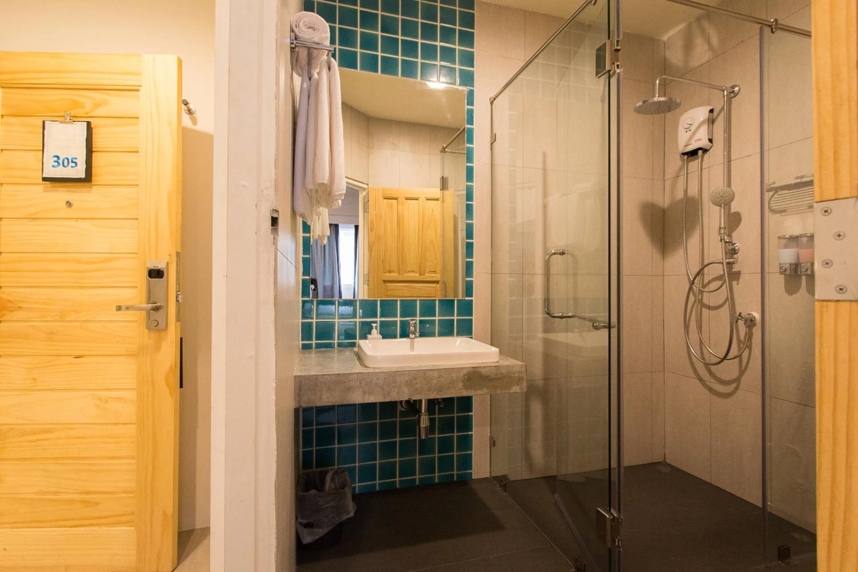 Bathroom in Lazy Sunday hostel