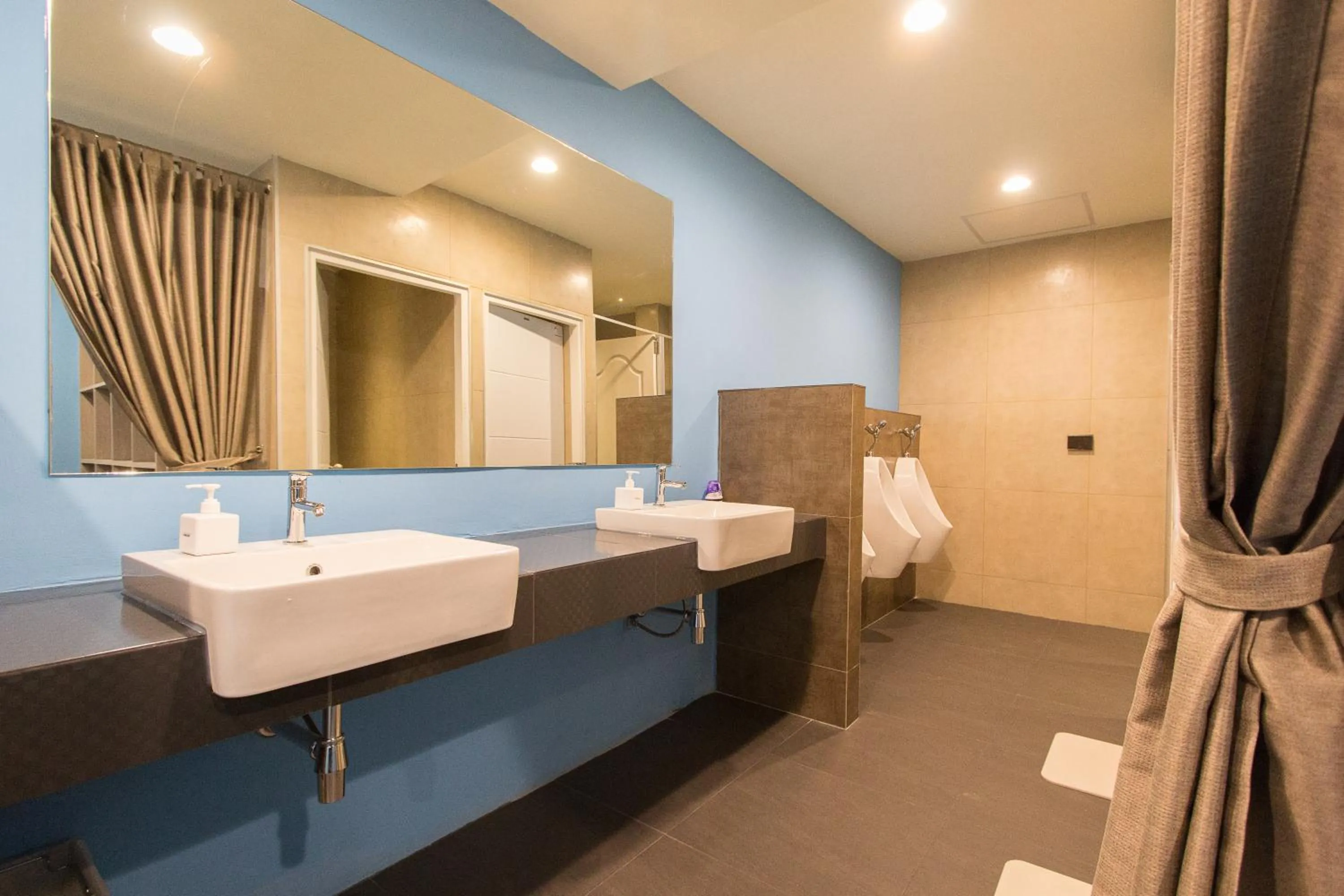 Bathroom in Lazy Sunday hostel