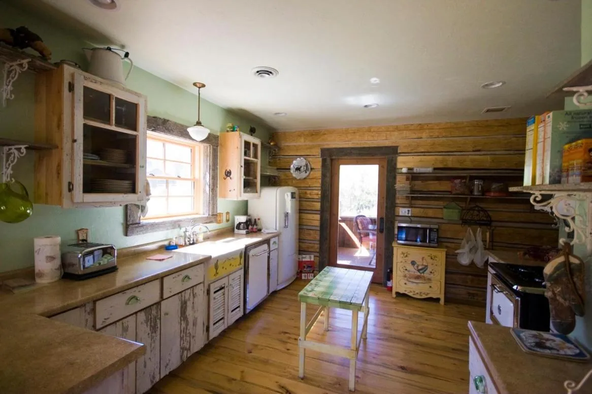Kitchen or kitchenette in Schoolhouse Cabin