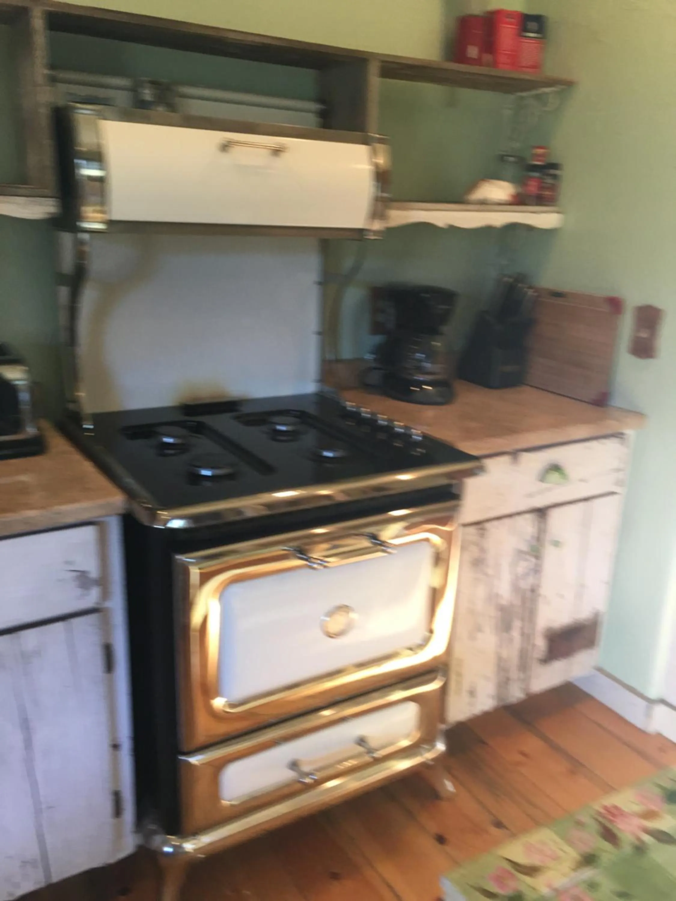 Kitchen or kitchenette in Schoolhouse Cabin