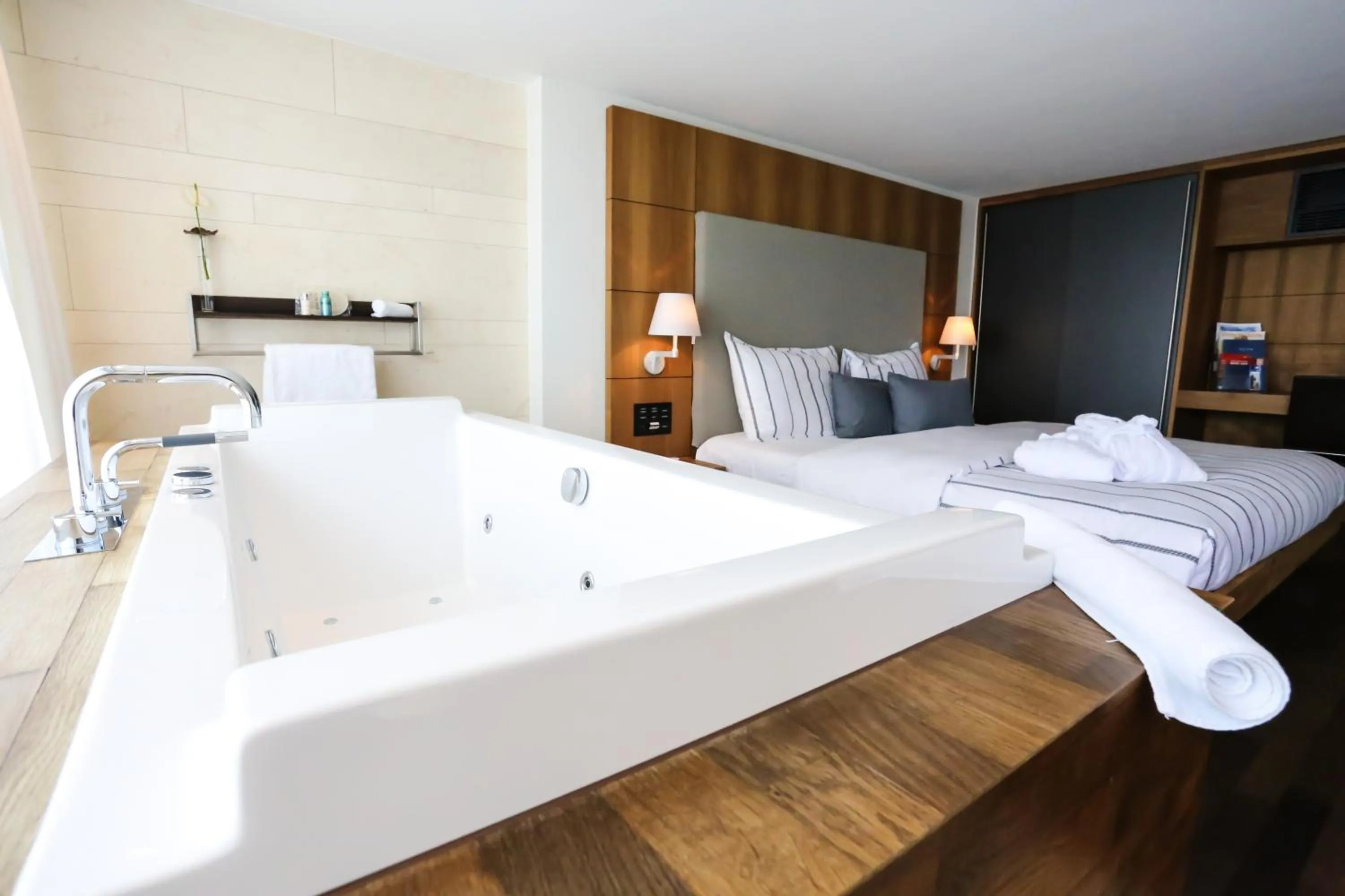 Hot Tub, Bed in Marina Lachen