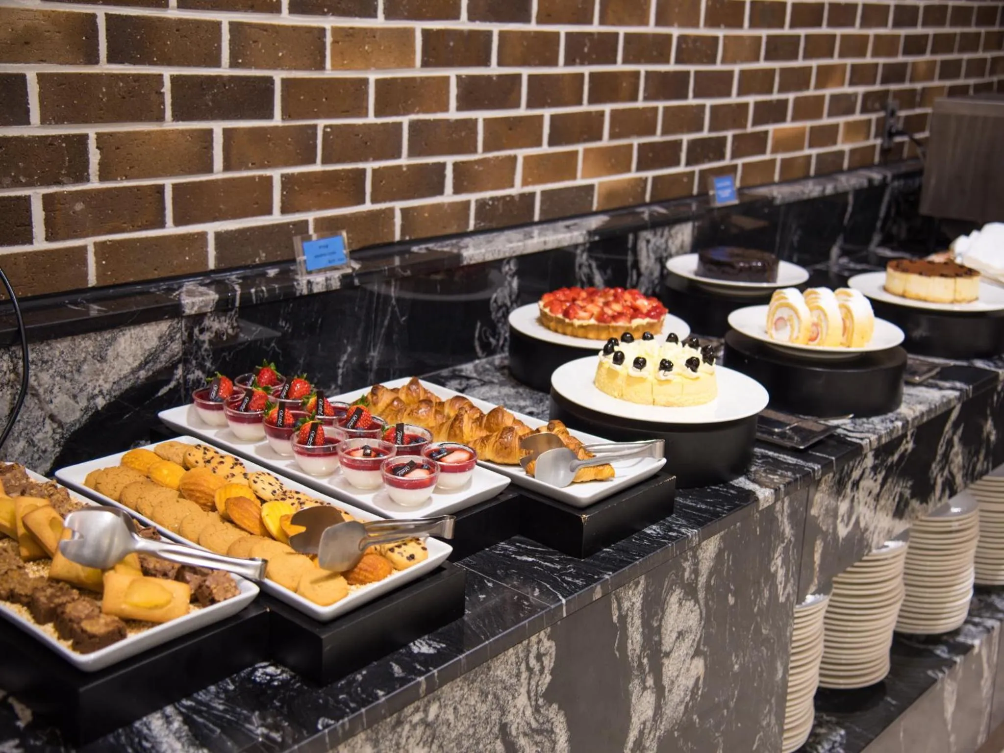 Lunch in Hotel Tops 10