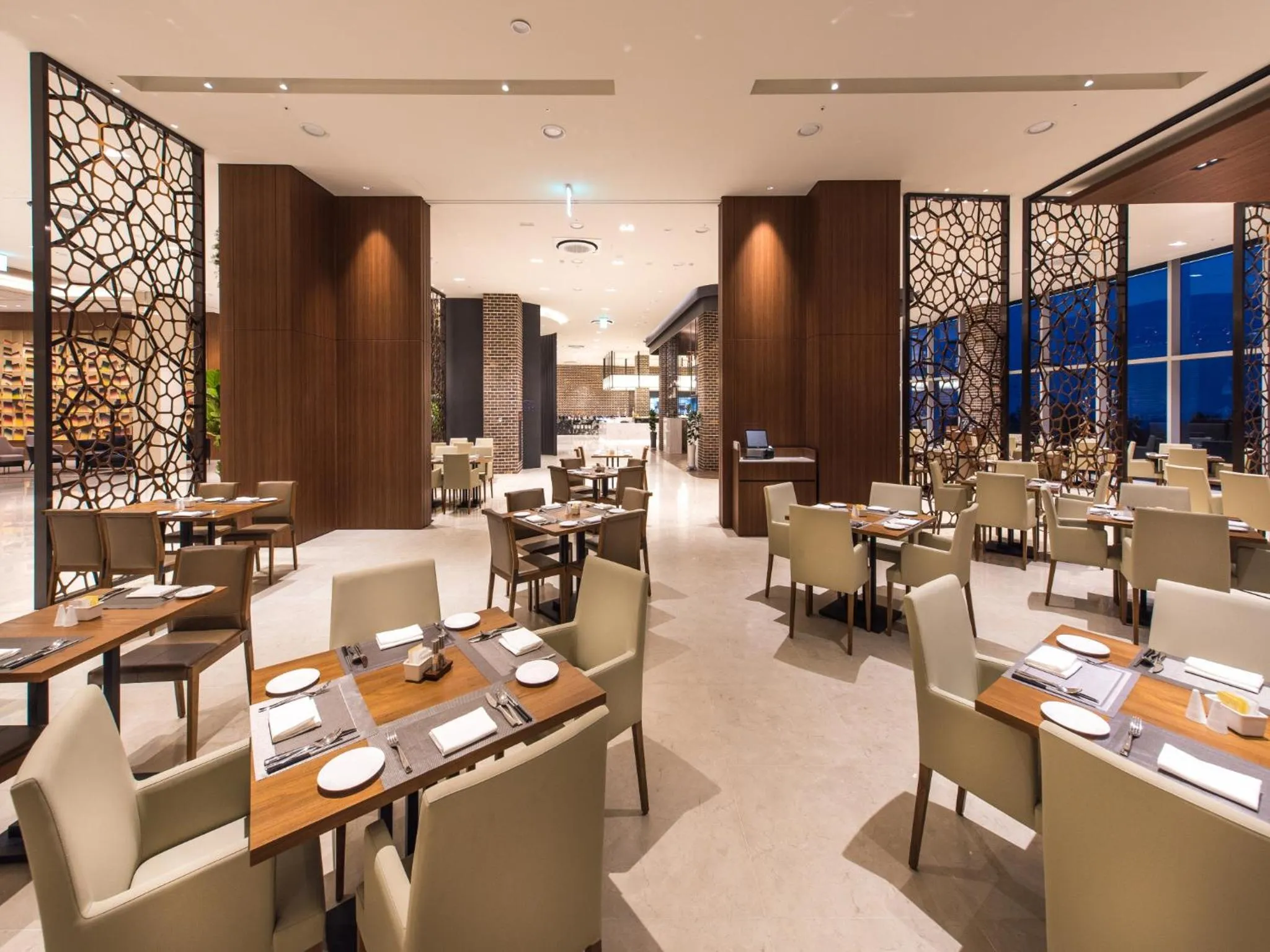 Restaurant/places to eat in Hotel Tops 10