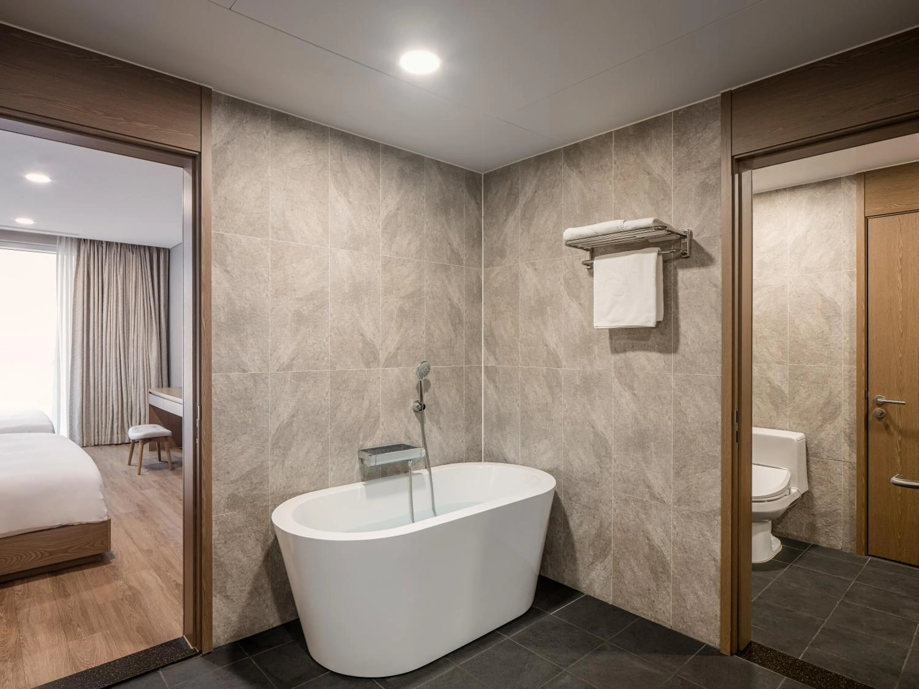 Bathroom, Bed in Hotel Tops 10