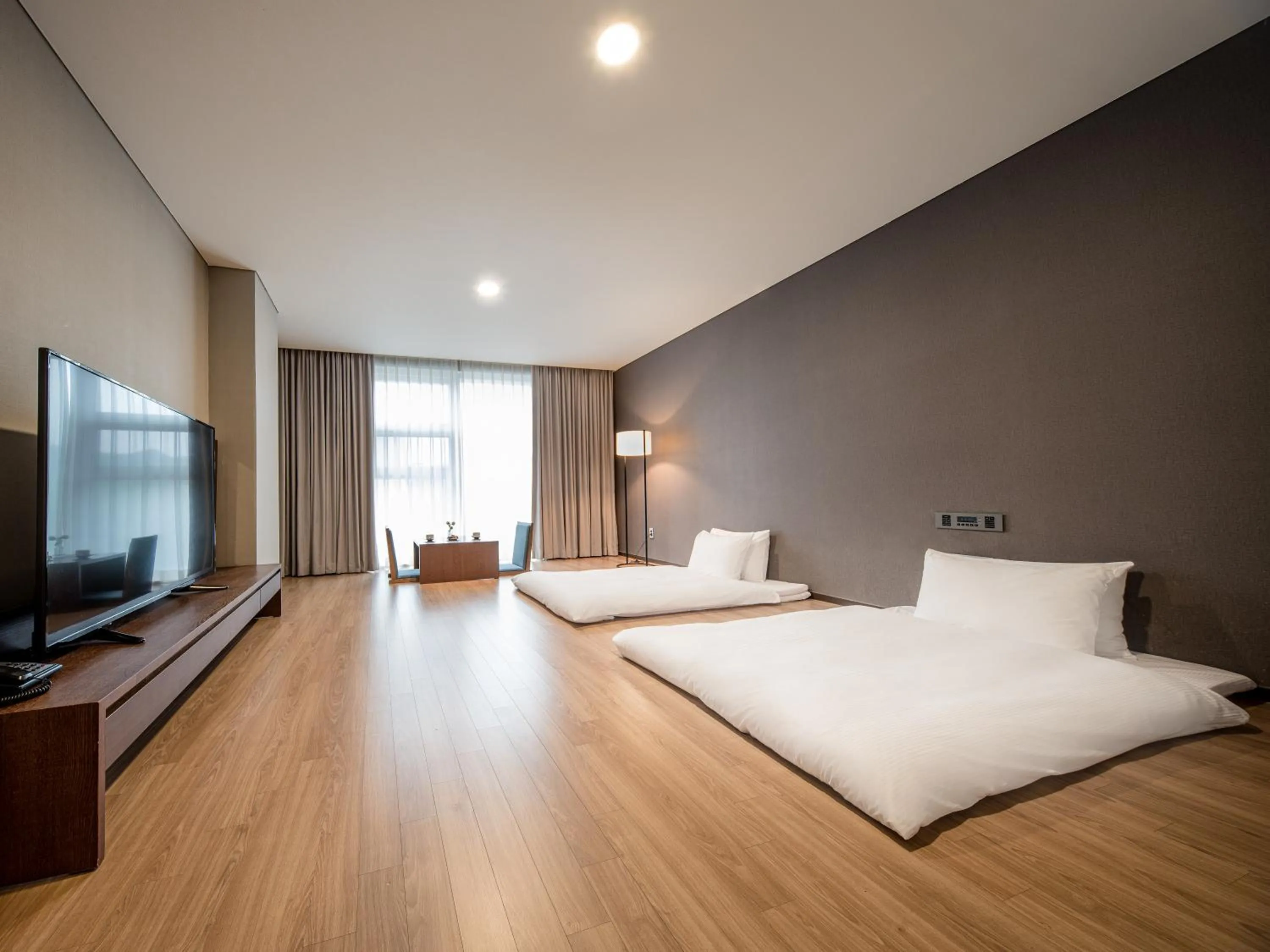 Photo of the whole room, Bed in Hotel Tops 10