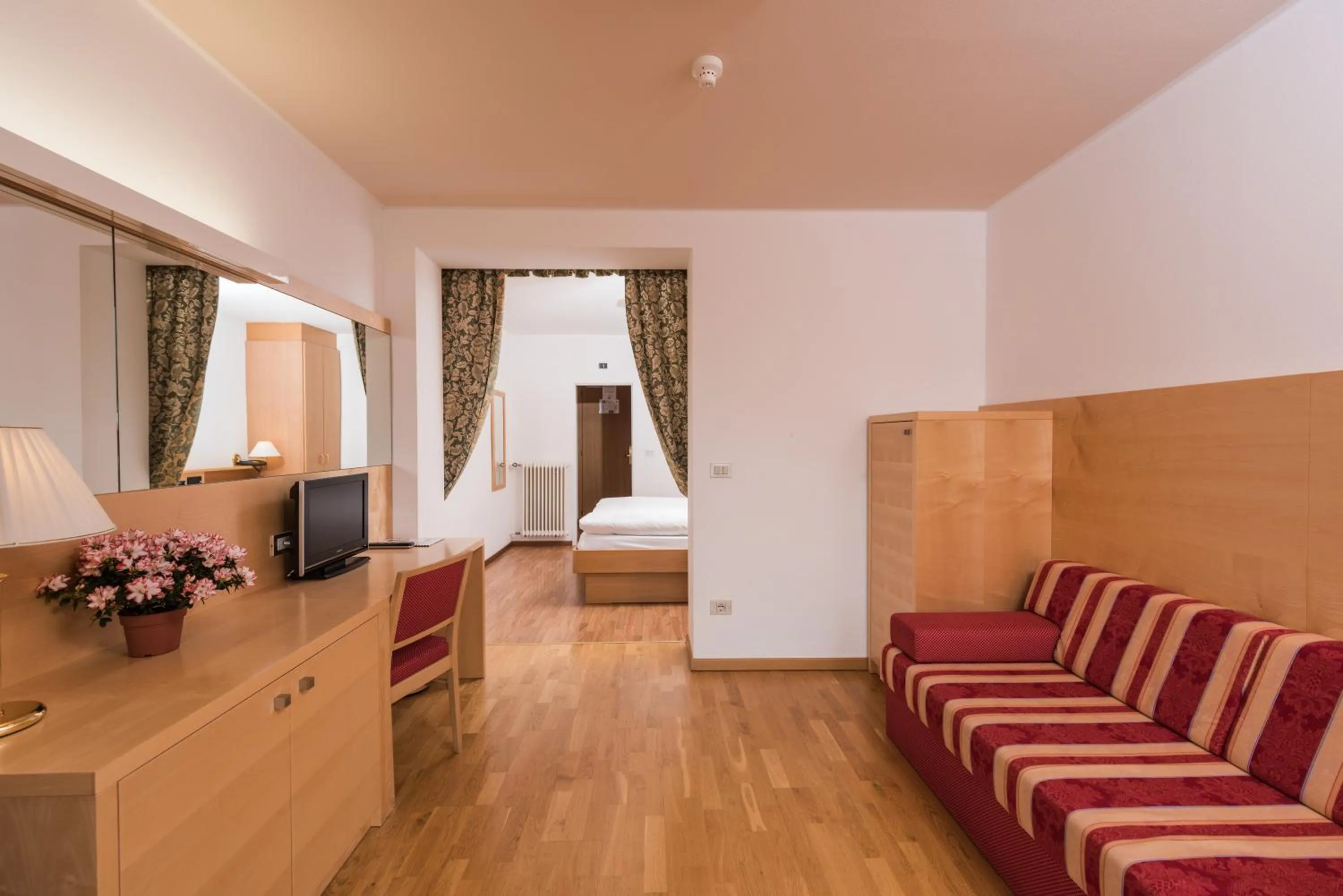 Seating area, Bed in Hotel Union