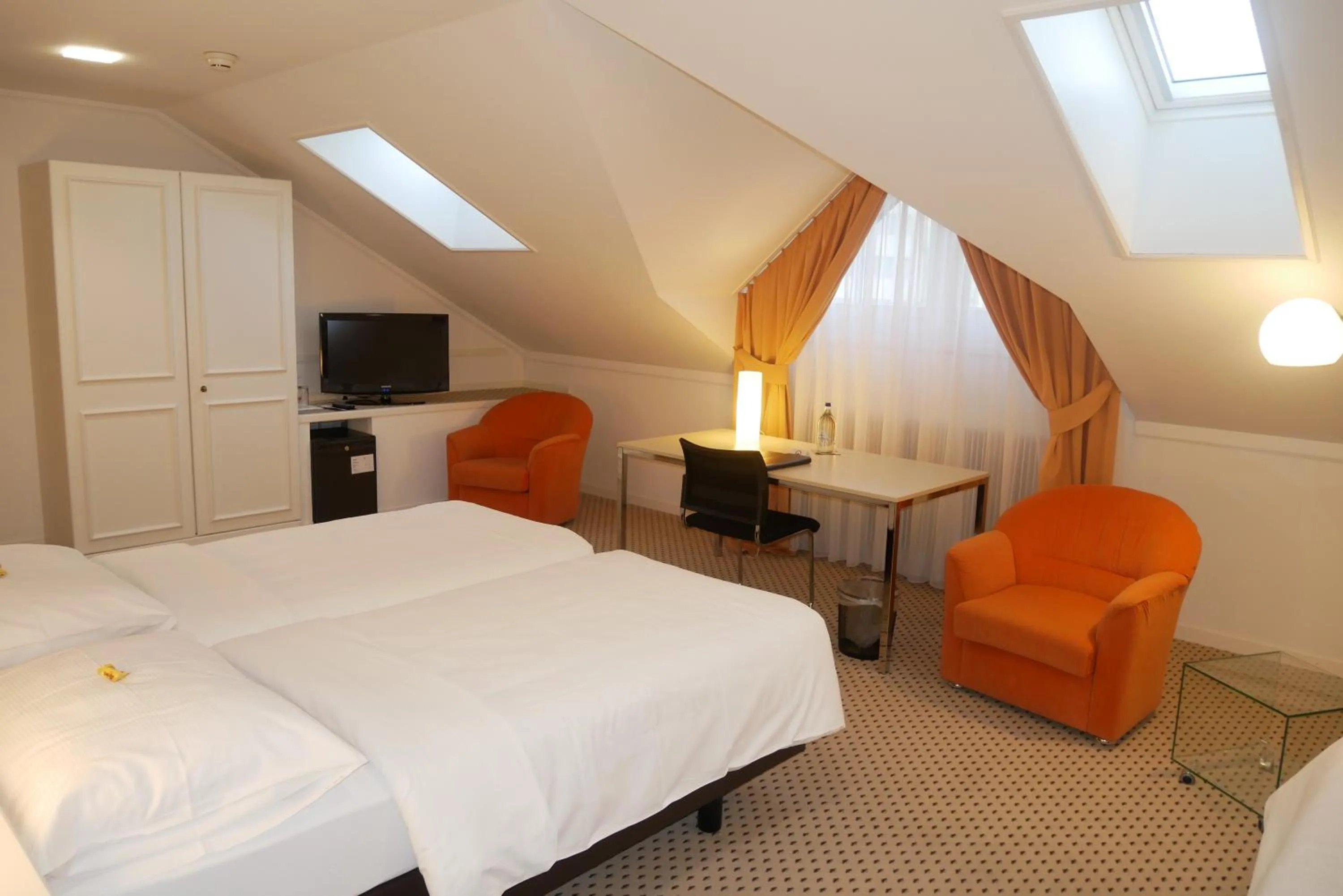 Photo of the whole room, Bed in Hotel Schwanen Wil