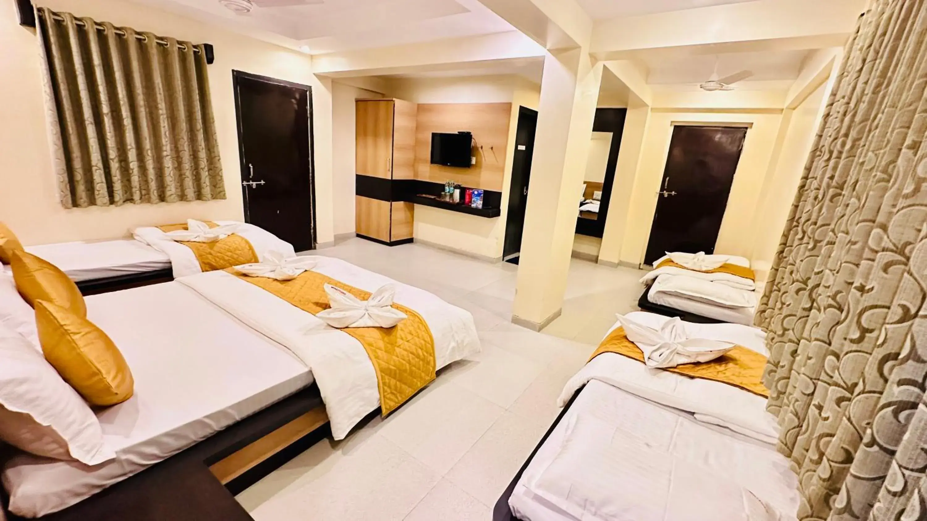 Deluxe Five Bed A.C. in Hotel Sai Gurusthan Deluxe Five Bed A.C. in Hotel Sai Gurusthan