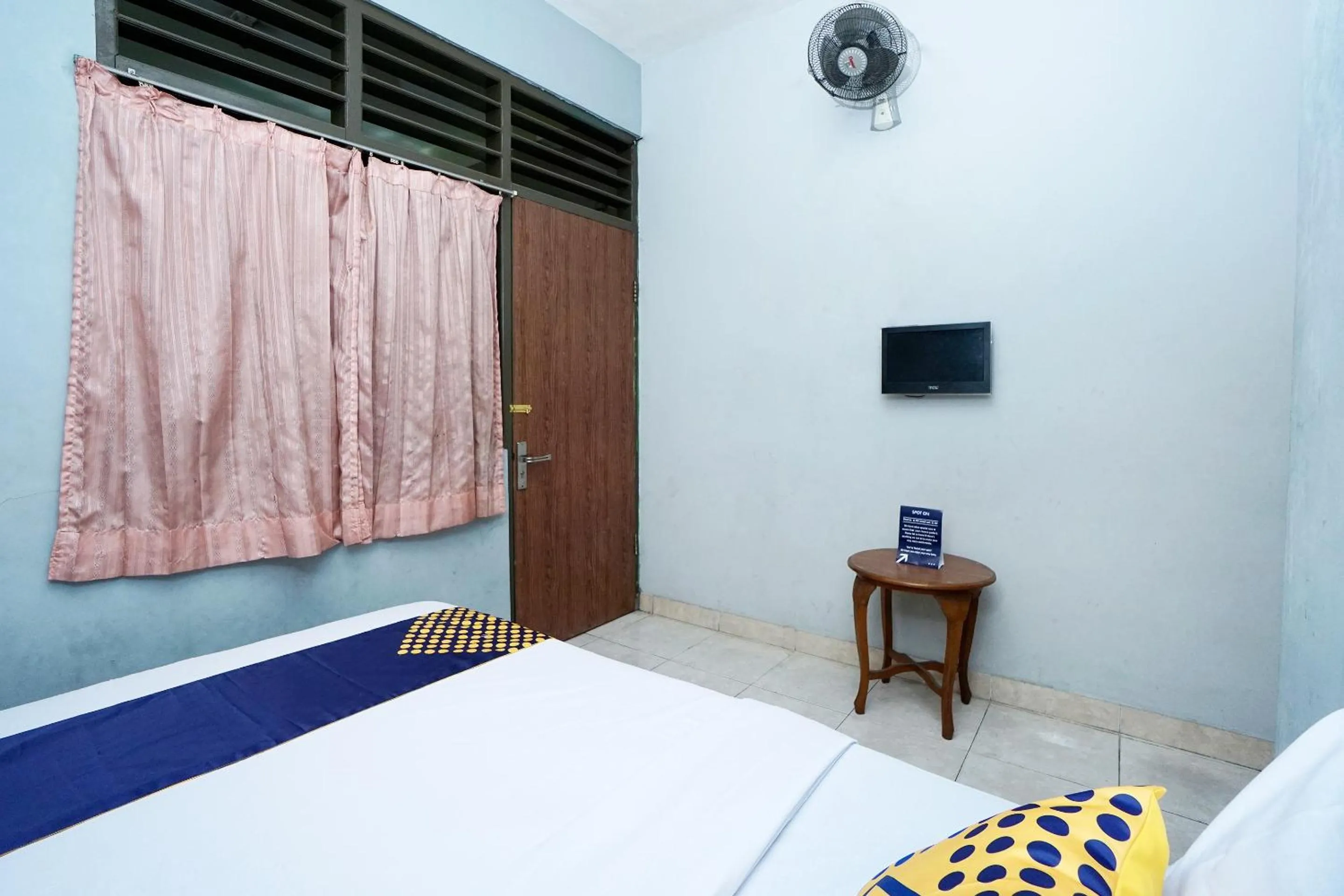 Bedroom, TV/Entertainment Center in SPOT ON 2857 Hotel Pelangi