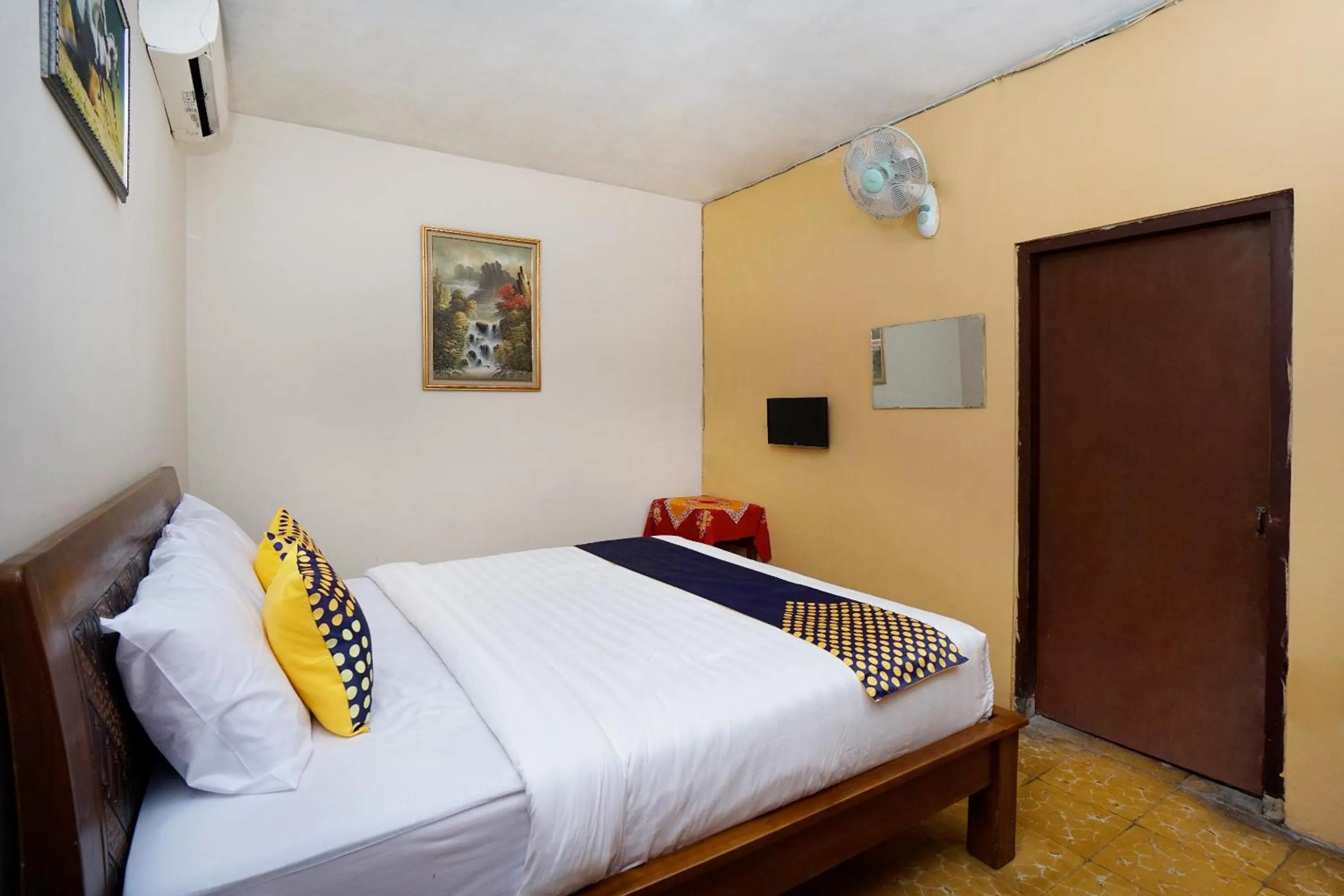 Bedroom in SPOT ON 2857 Hotel Pelangi