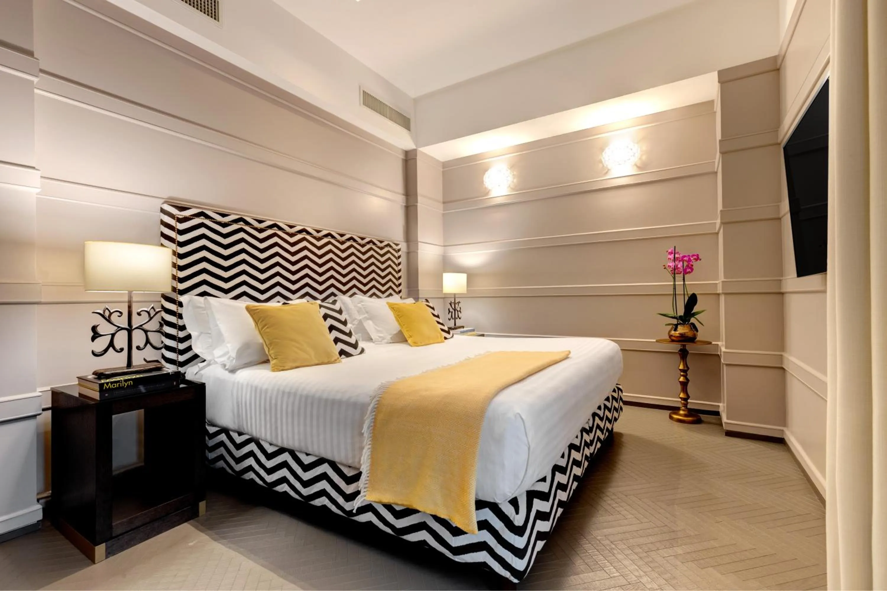 Bed in Singer Palace Hotel Roma