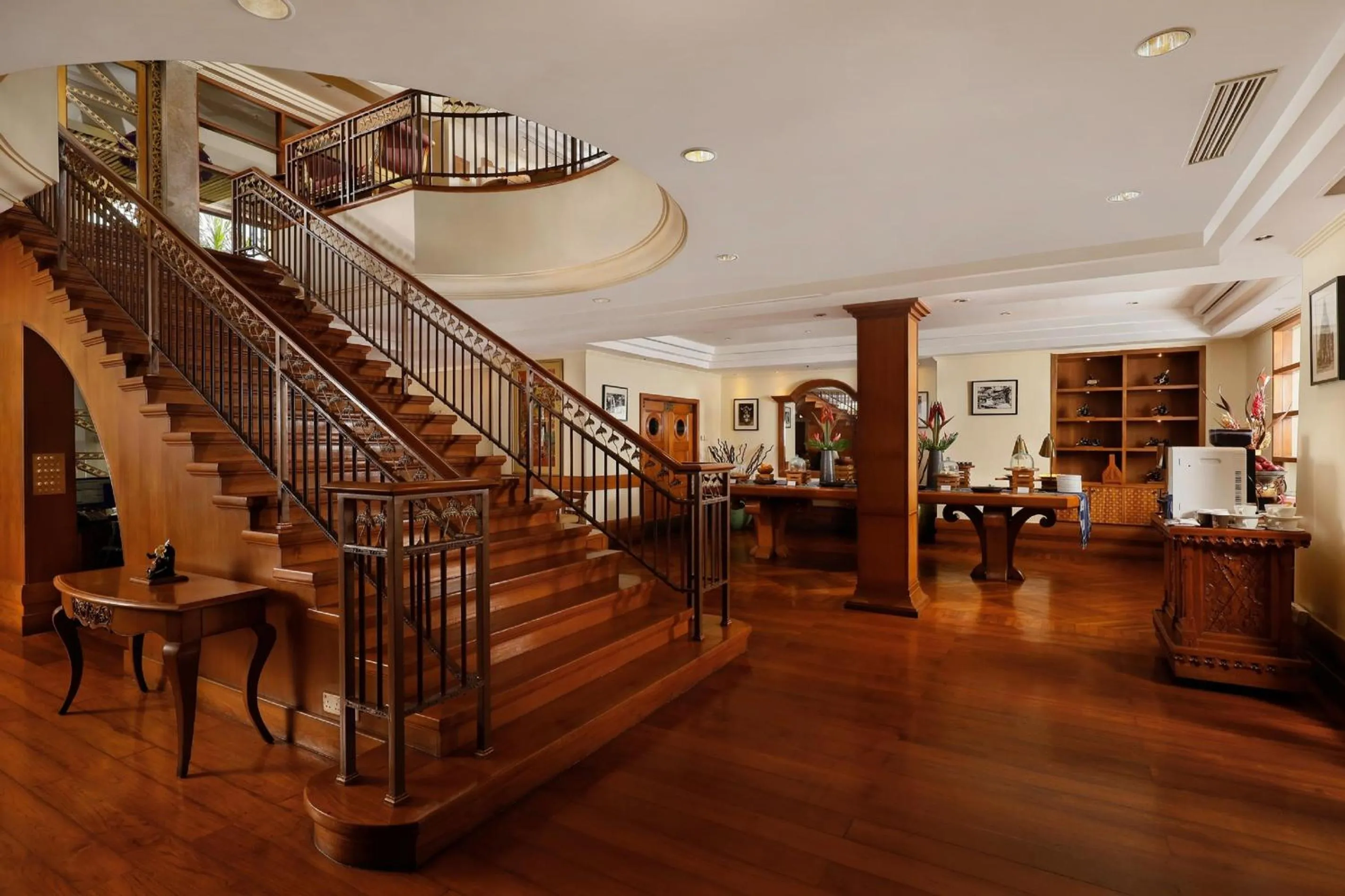 Lounge or bar in Nusa Dua Beach Hotel and Spa - Handwritten Collection