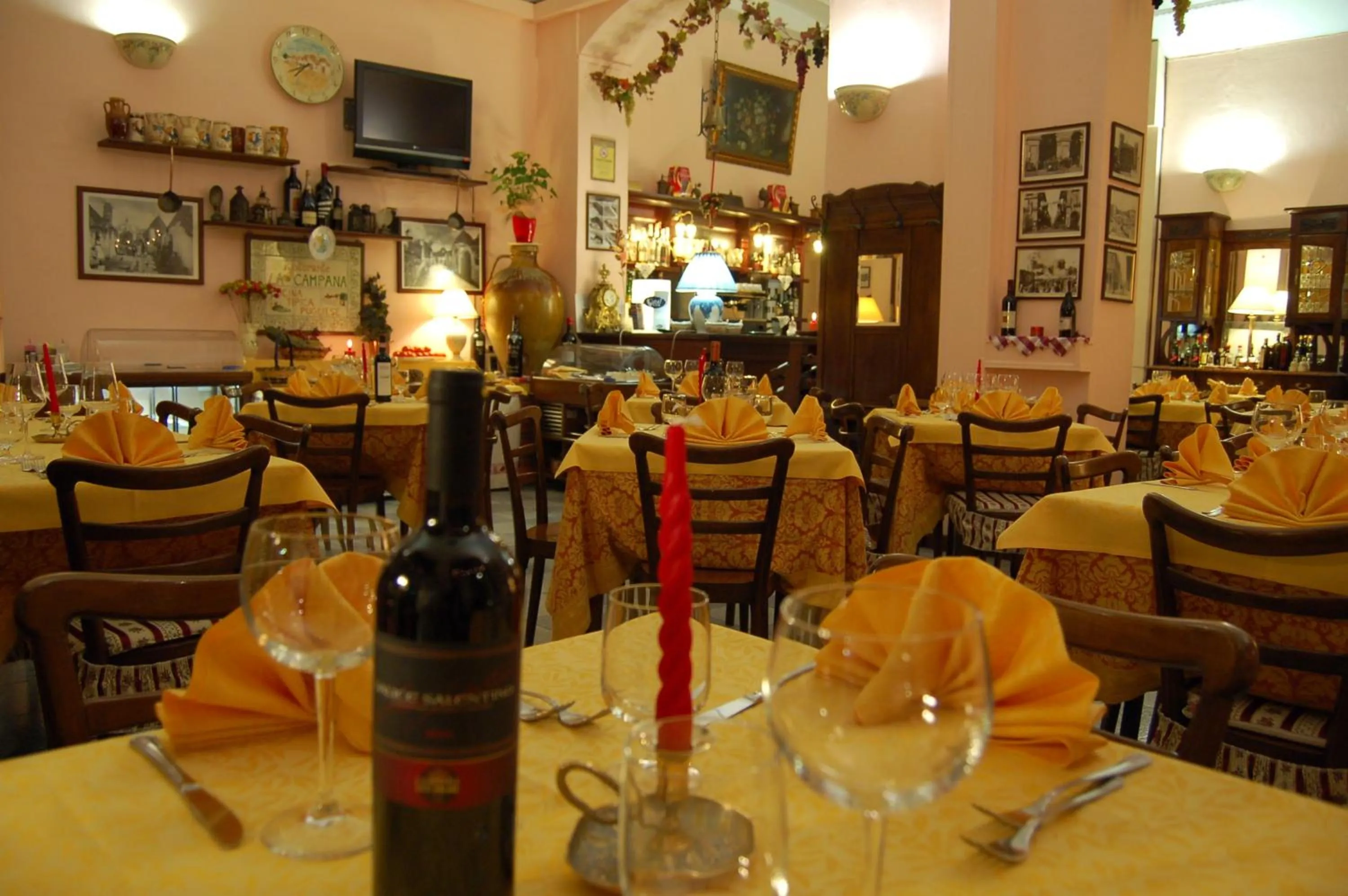 Restaurant/places to eat in Hotel Chelsea