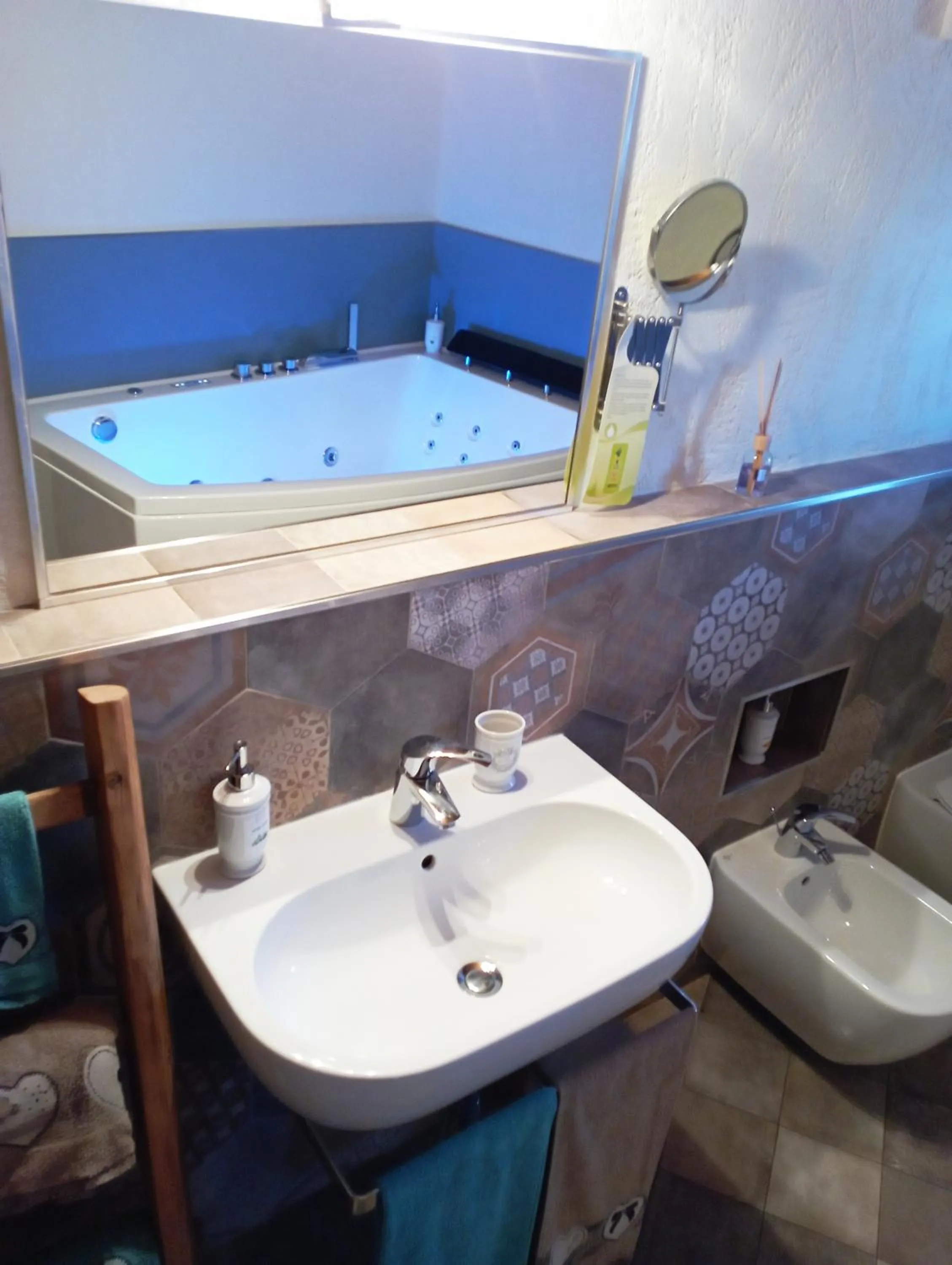 Hot Tub in Chambres d'hôtes La Moraine Enchantée