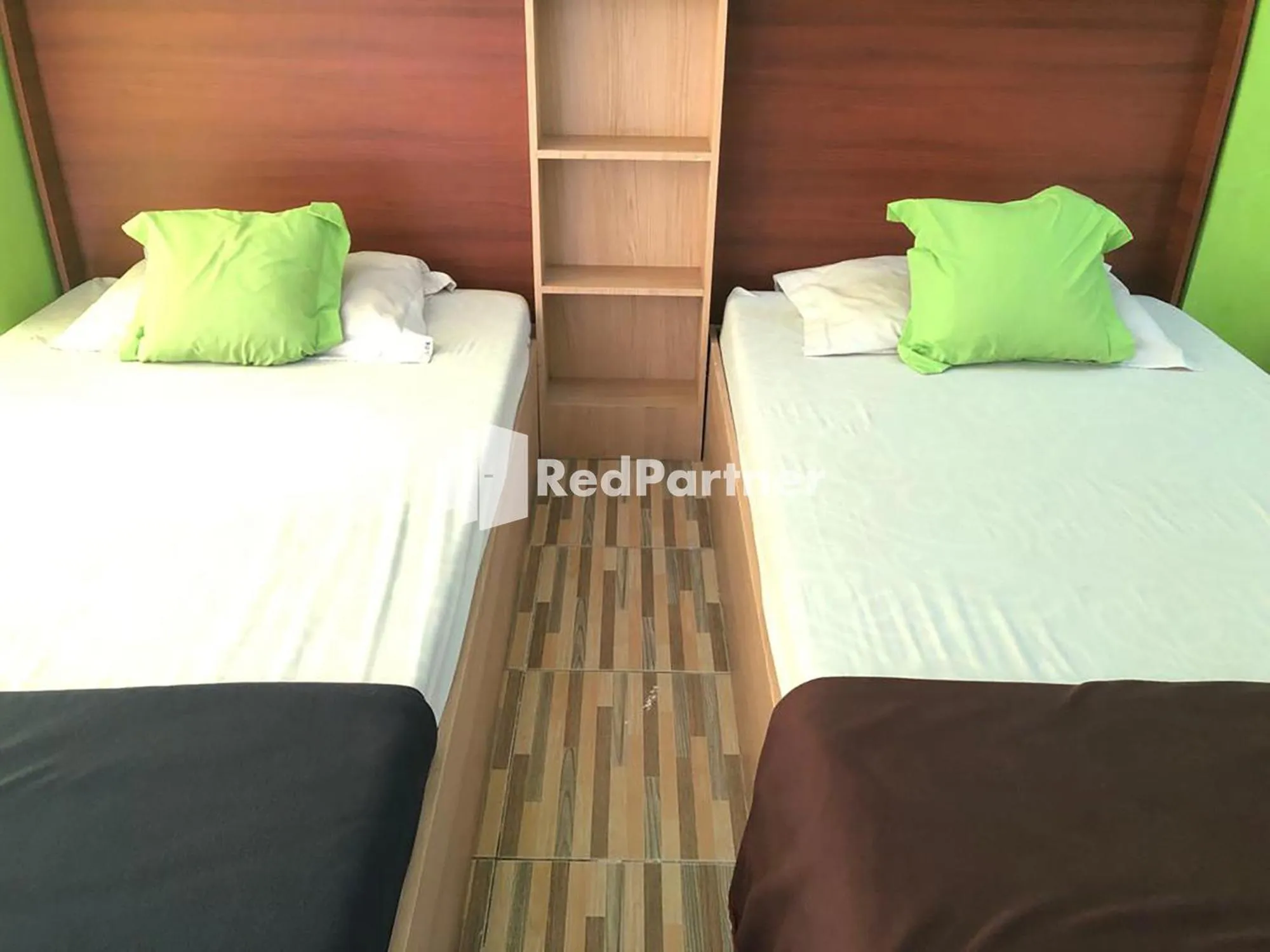 Bedroom, Bed in Seungit Syariah Inn Tebet Mitra RedDoorz