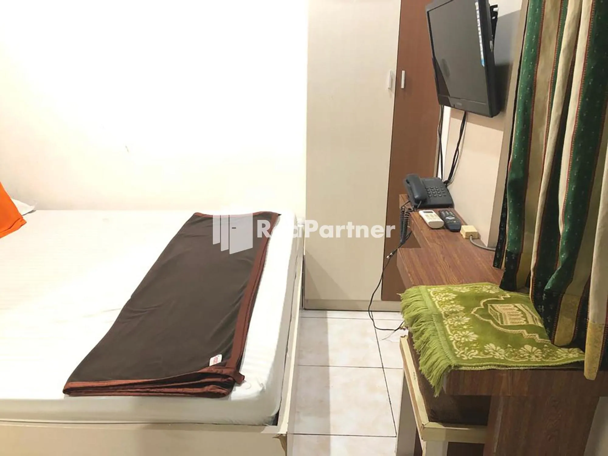 Bedroom, Bed in Seungit Syariah Inn Tebet Mitra RedDoorz