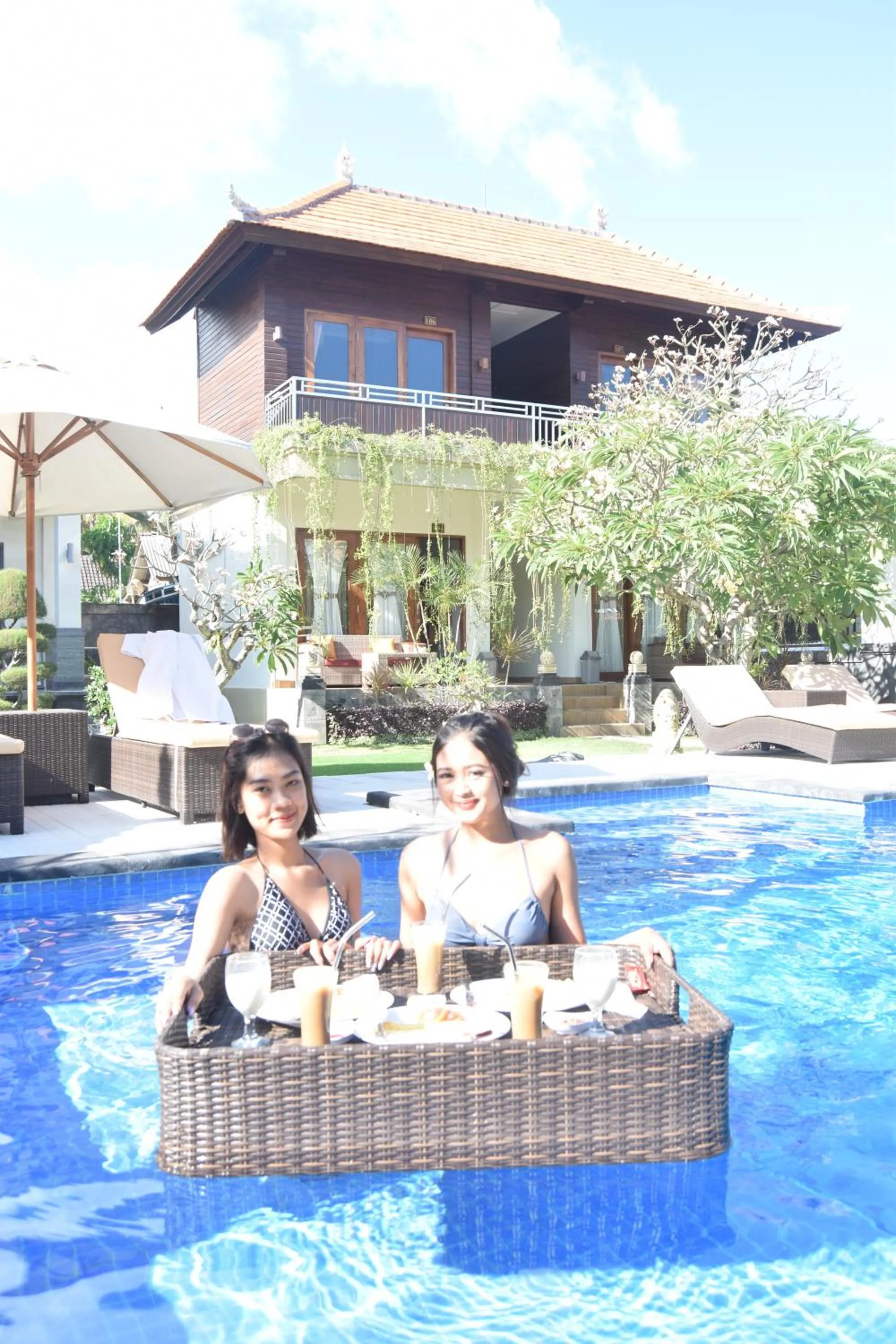 Swimming pool in The Kanha Palace