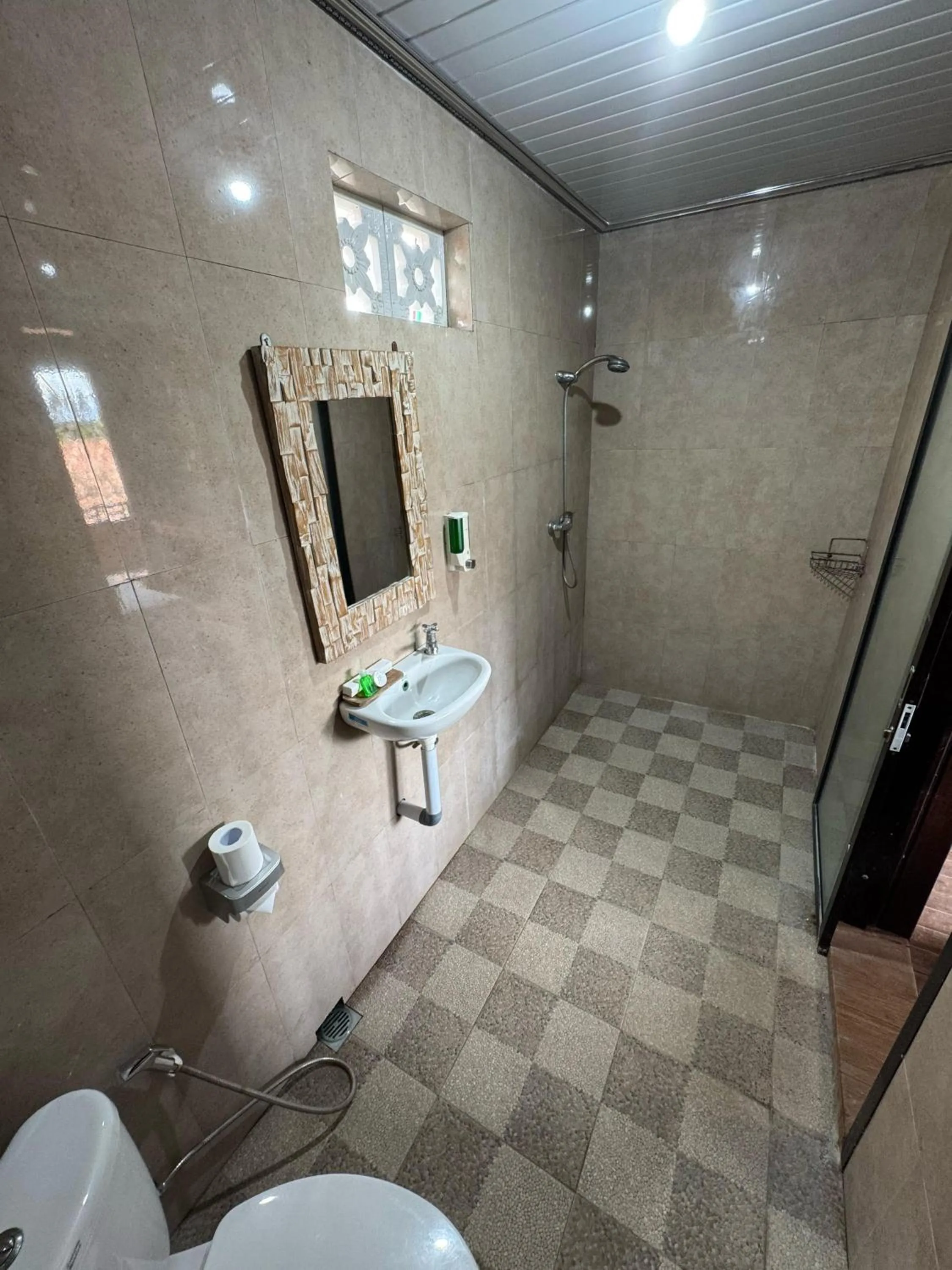 Shower in The Kanha Palace