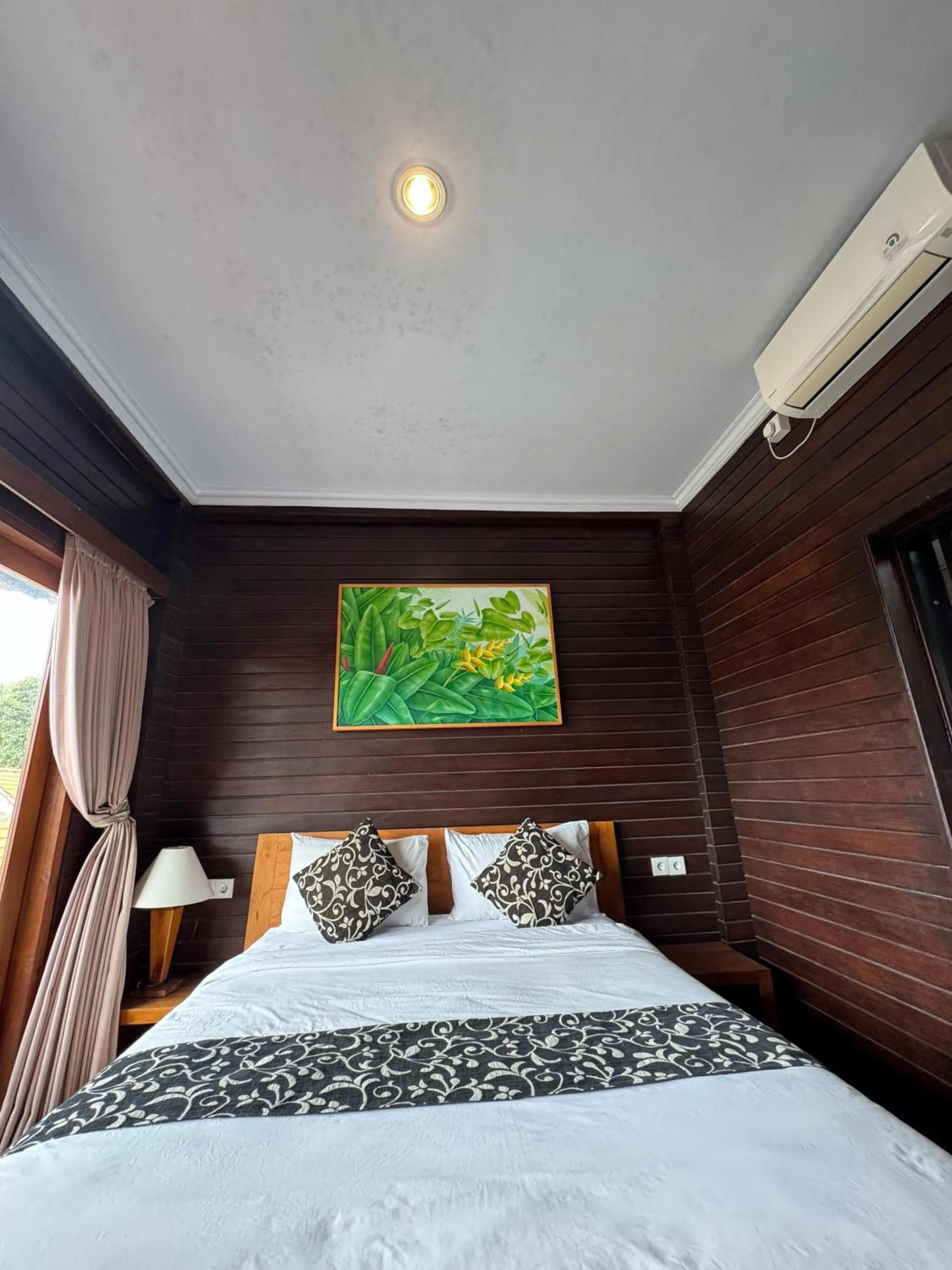 Bed in The Kanha Palace
