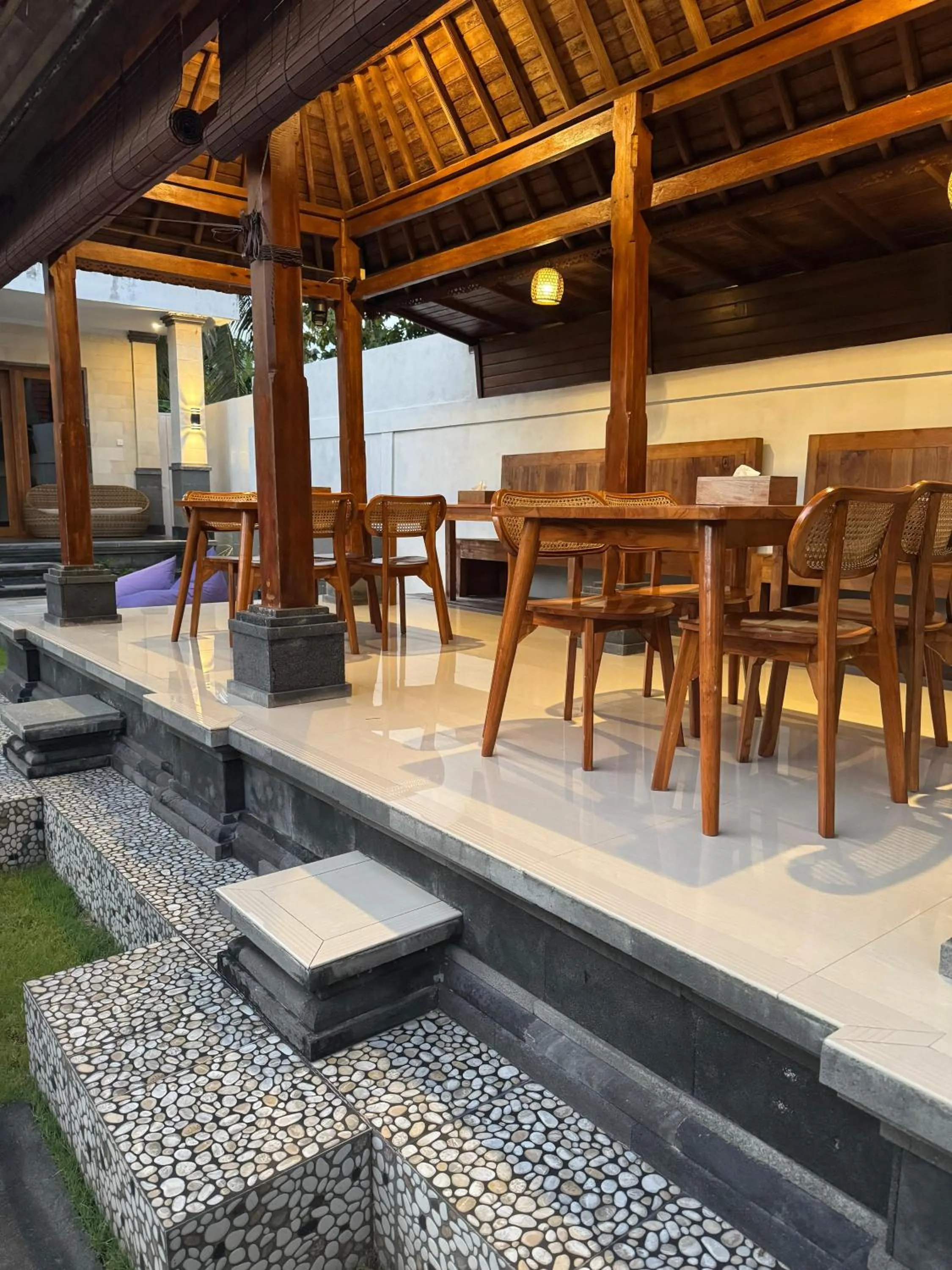 Restaurant/places to eat in The Kanha Palace