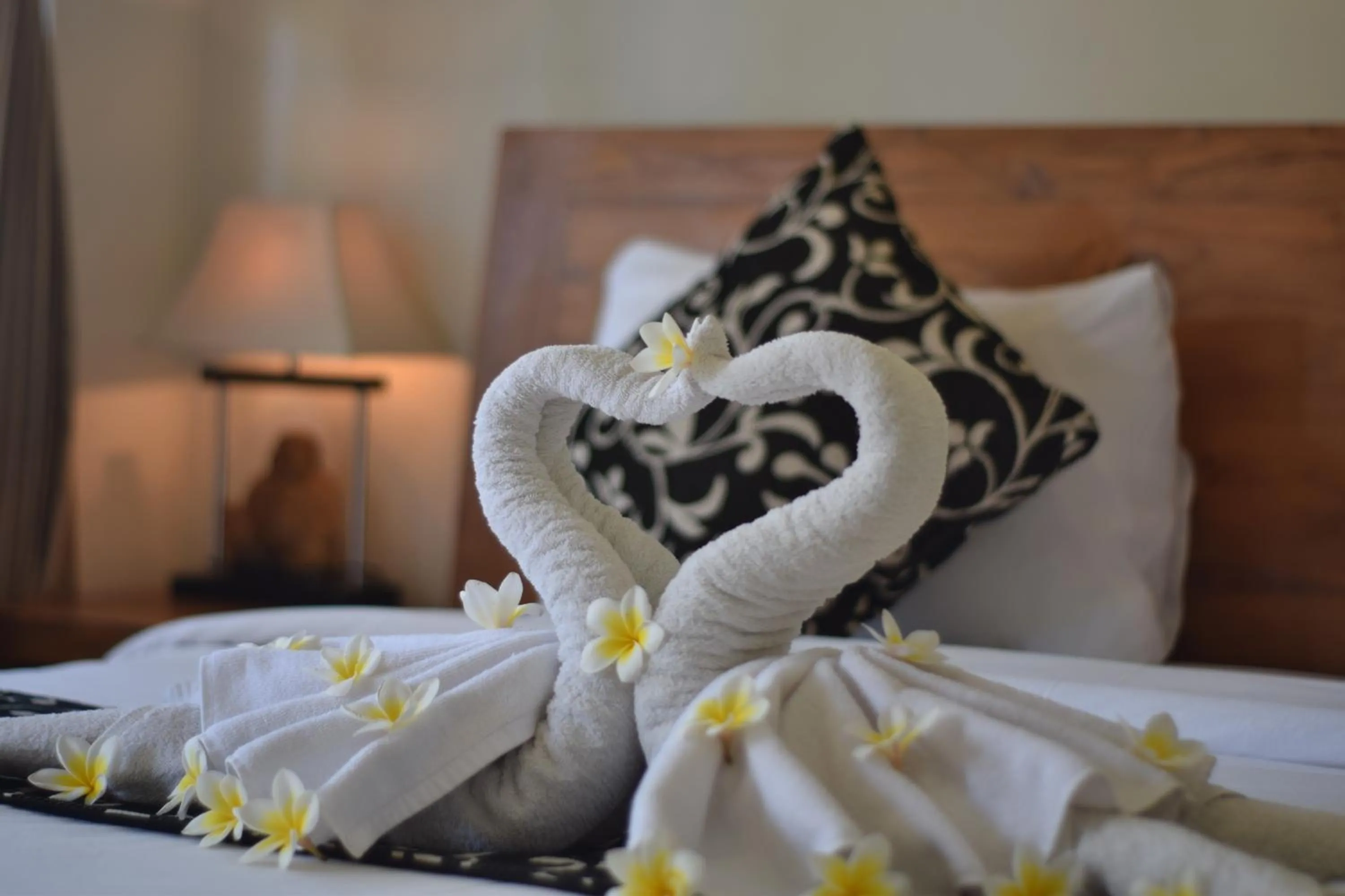 Bed in The Kanha Palace