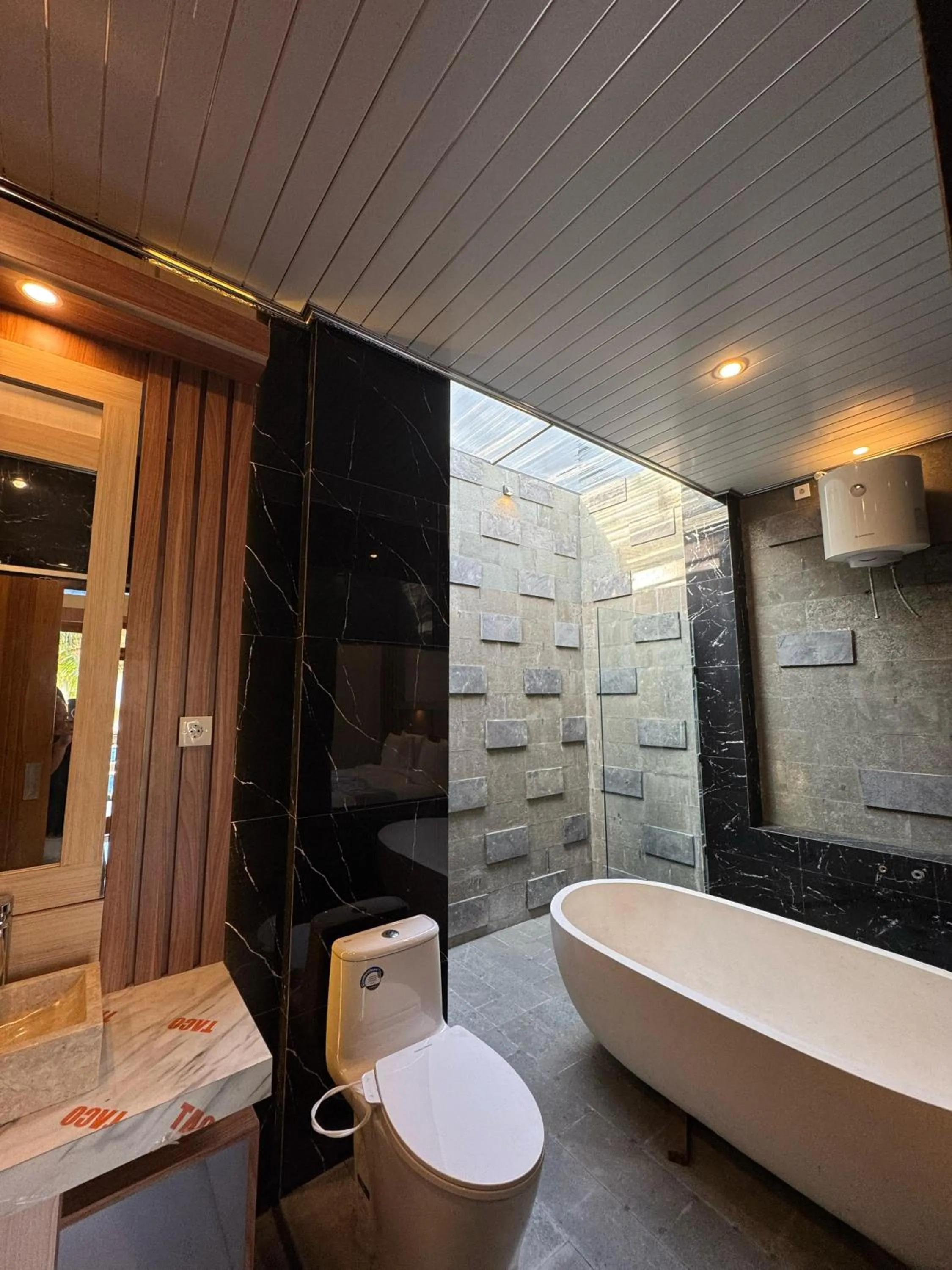 Shower in The Kanha Palace