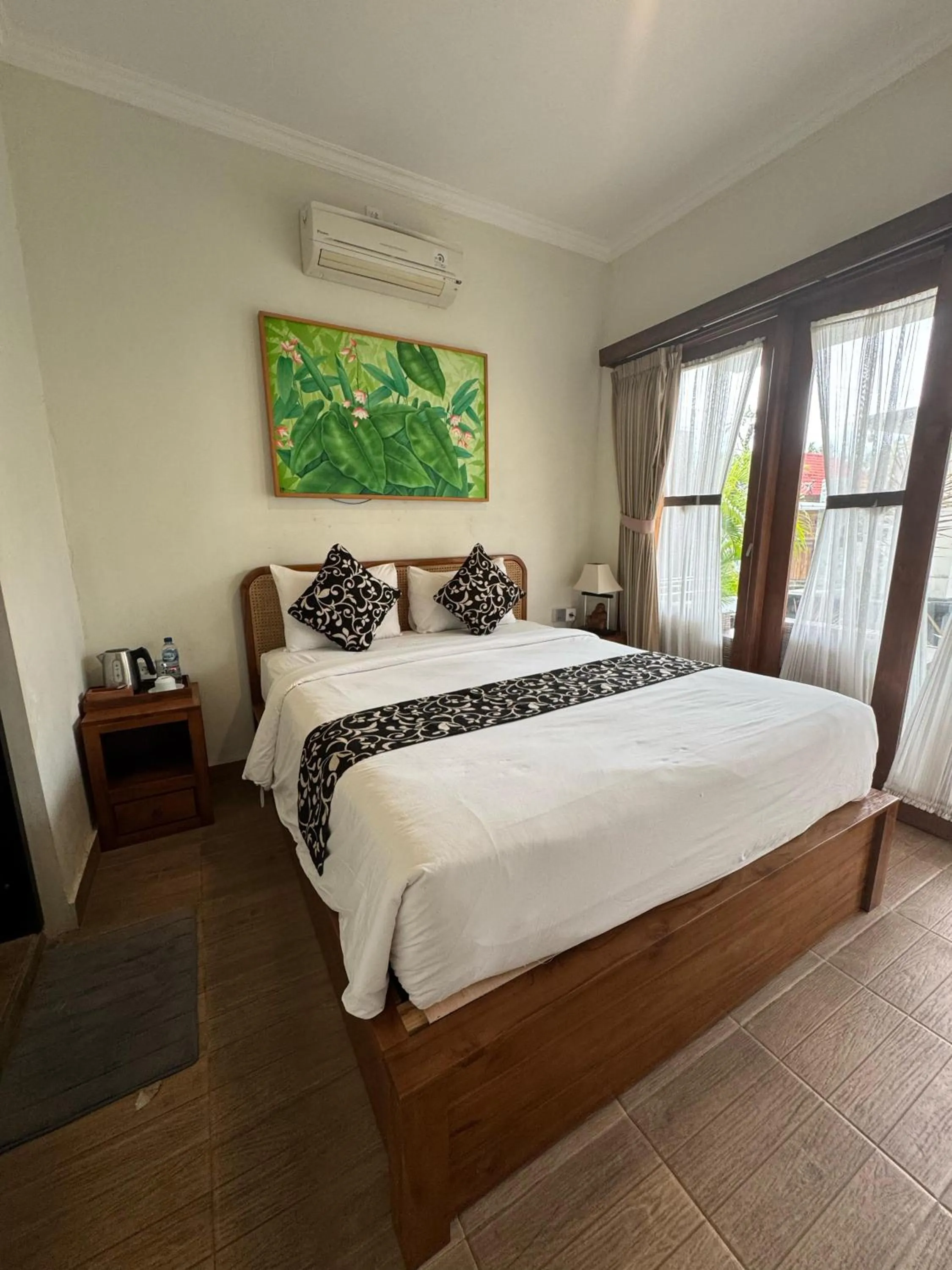 Bed in The Kanha Palace