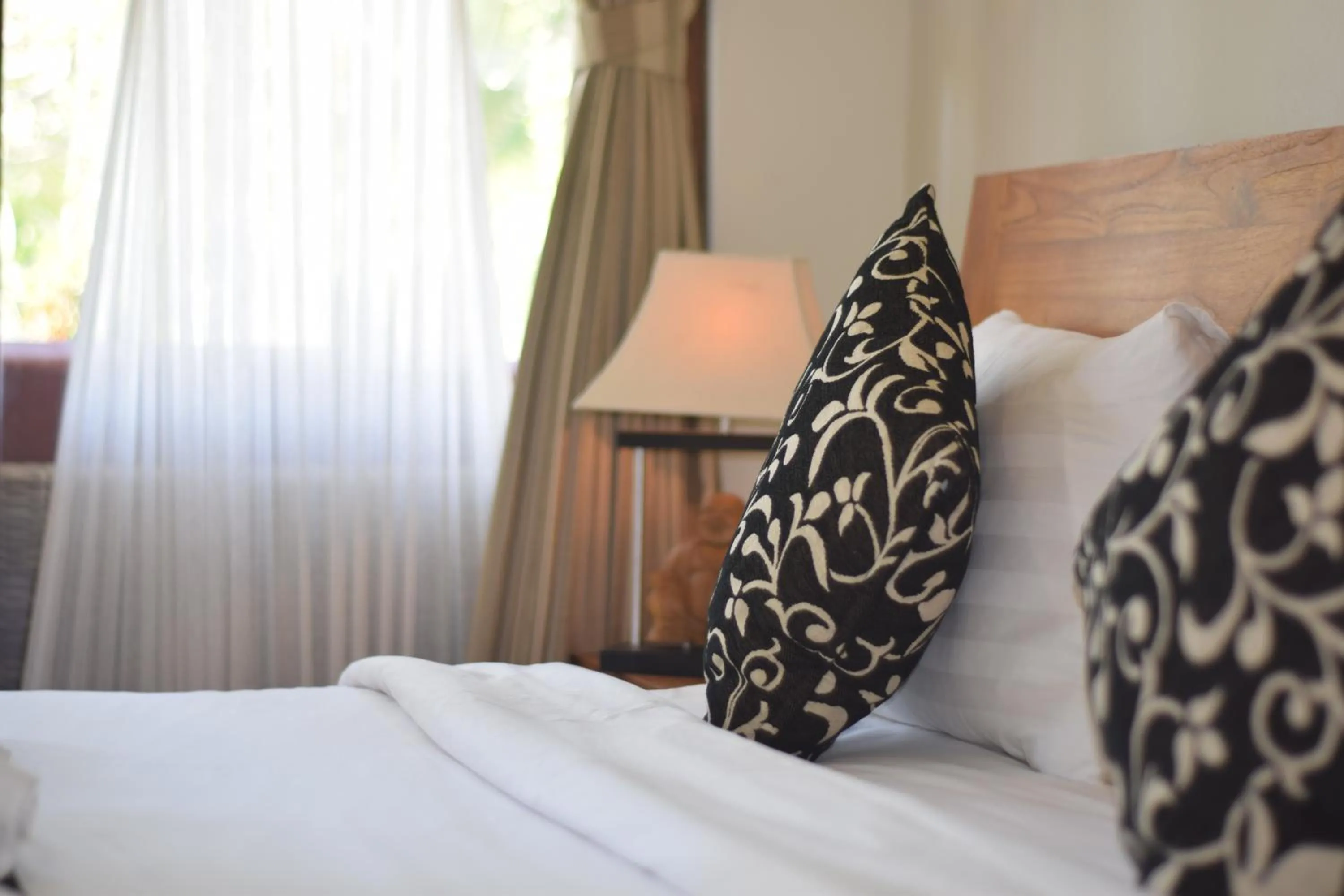 Bed in The Kanha Palace