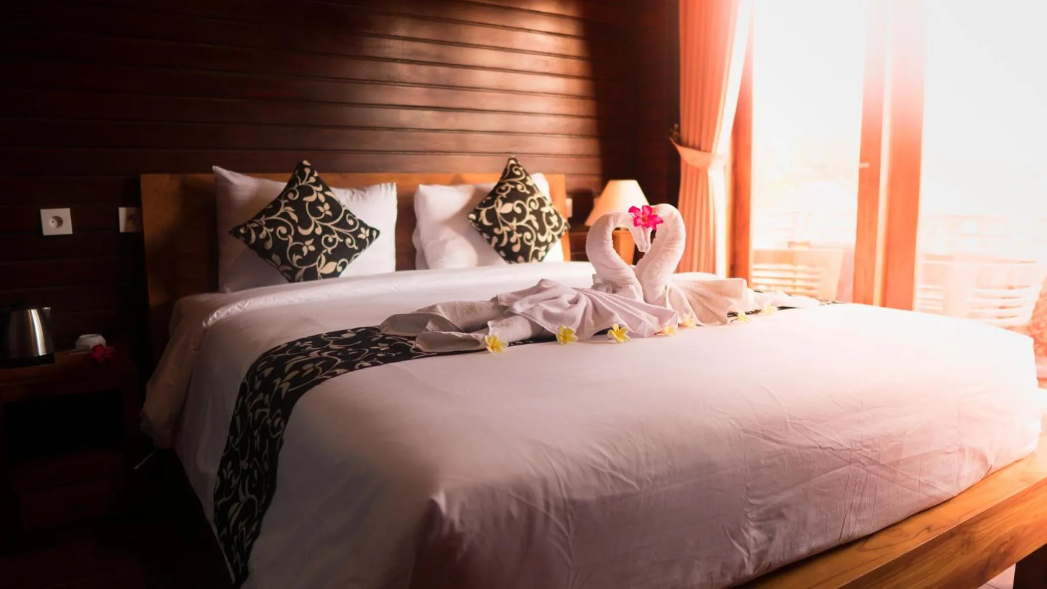 Bed in The Kanha Palace